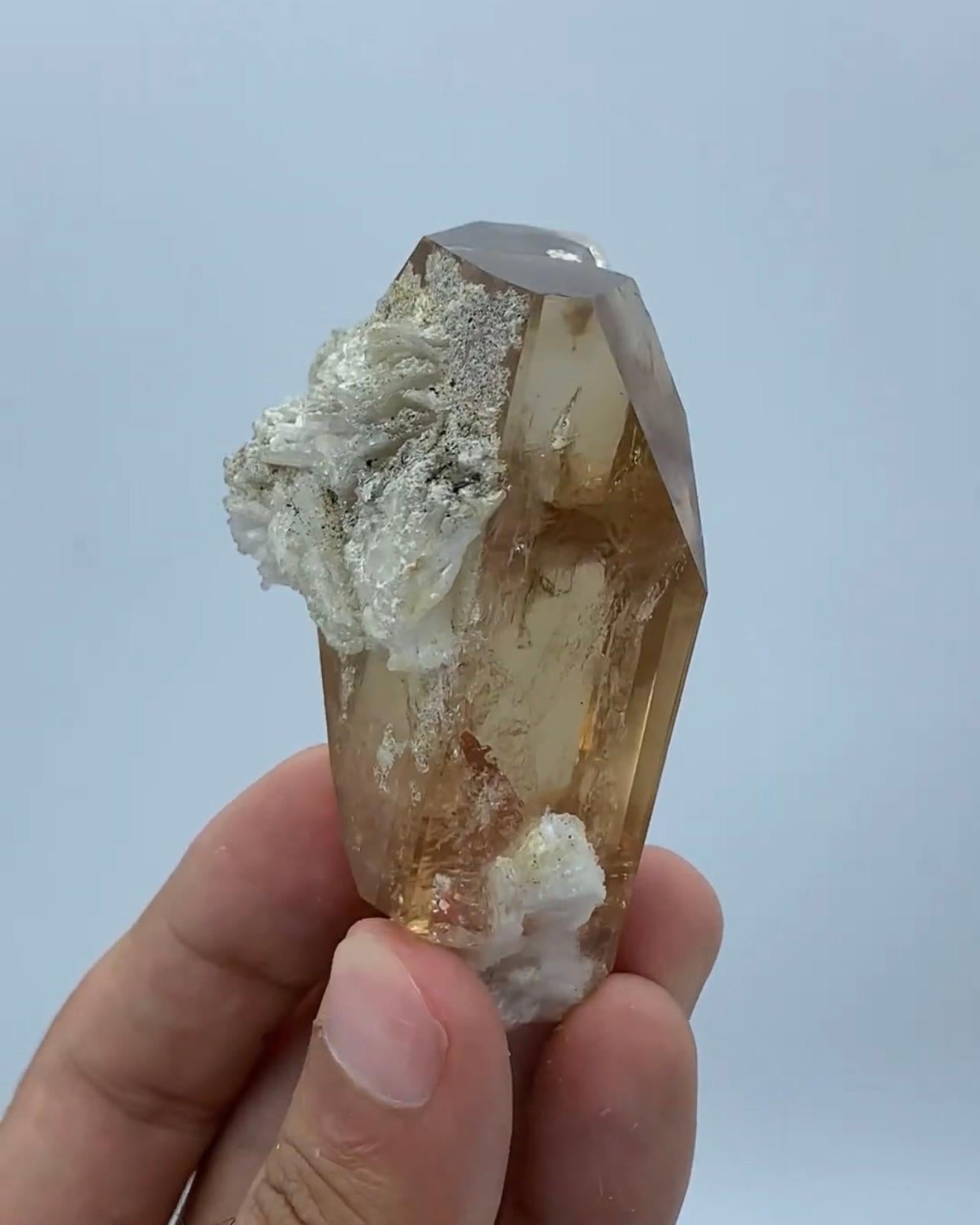 150 grammi di cristallo di topazio vetroso con matrice di cleavelandite dal Pakistan in vendita 1