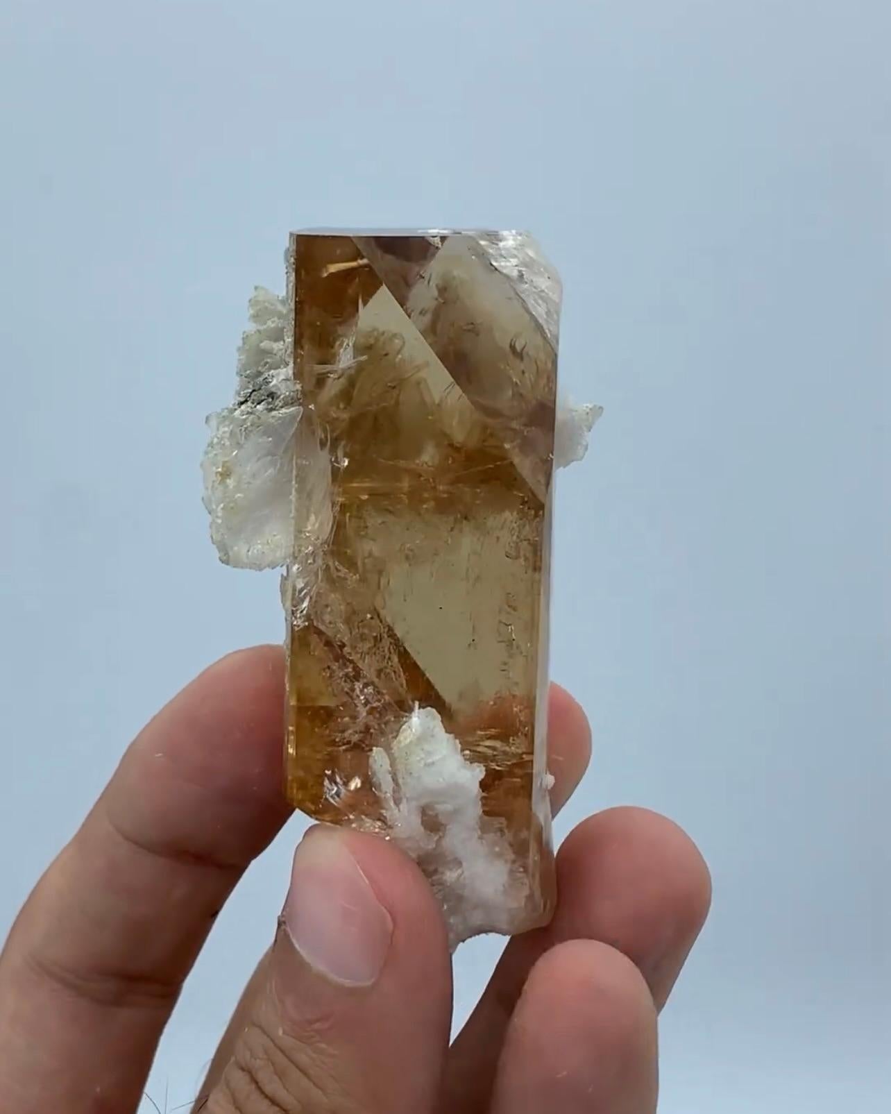150 grammi di cristallo di topazio vetroso con matrice di cleavelandite dal Pakistan in vendita 2