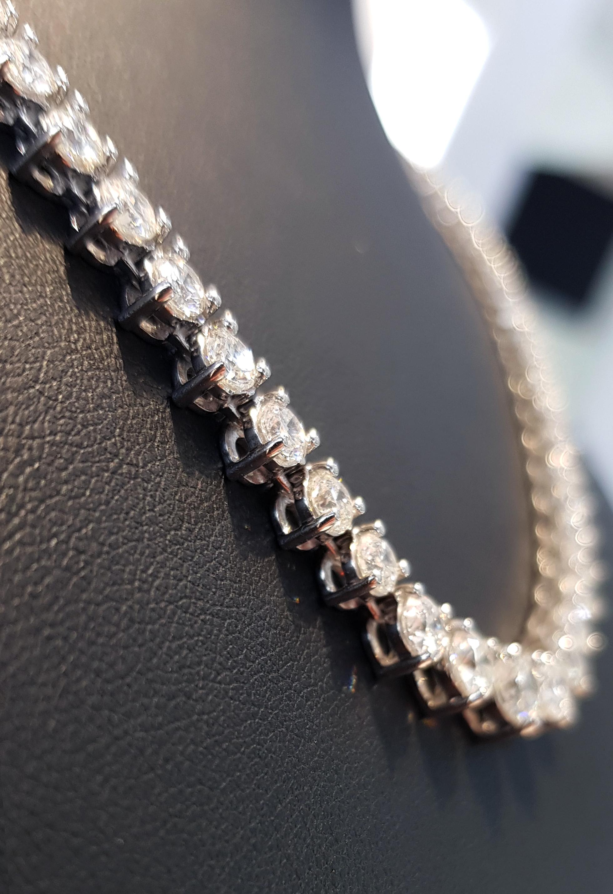 15.00 Carat Diamond Riviera Three Claws 18 Karat White Gold Tennis Line Necklace For Sale 3