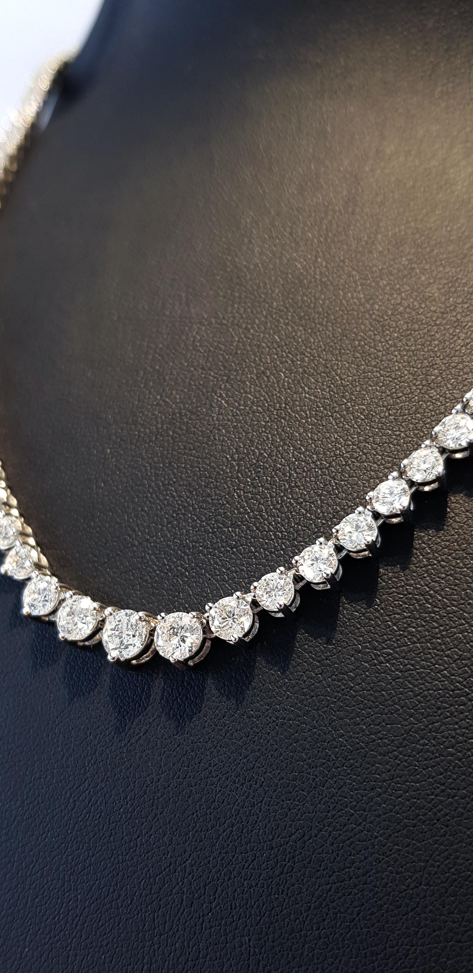 Collier ligne tennis Riviera à trois griffes en or blanc 18 carats avec diamants de 15 carats en vente 8