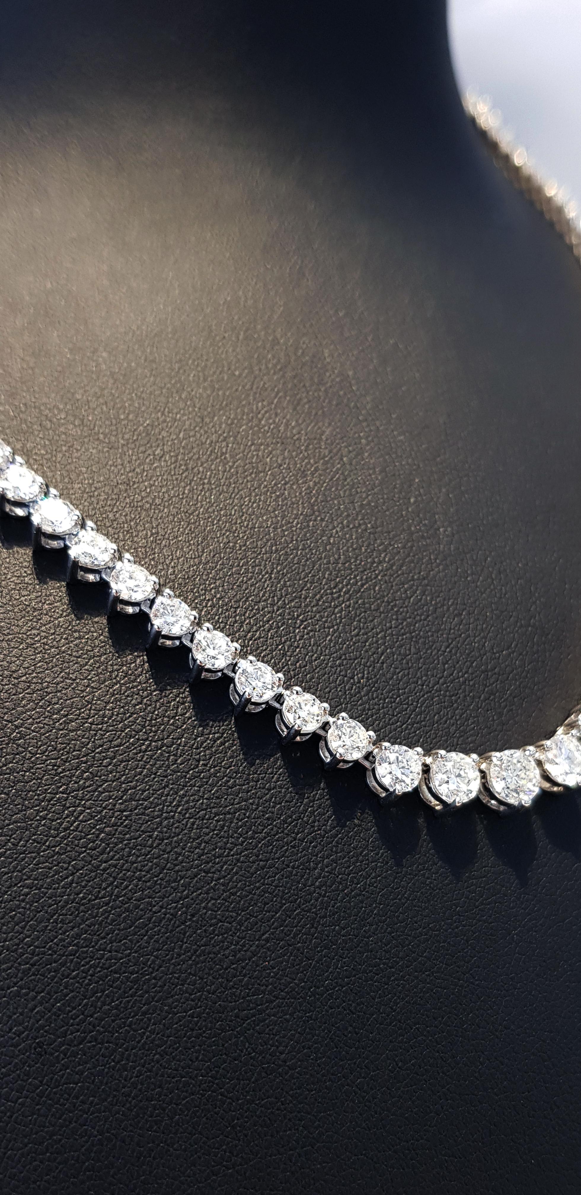 Collier ligne tennis Riviera à trois griffes en or blanc 18 carats avec diamants de 15 carats en vente 3