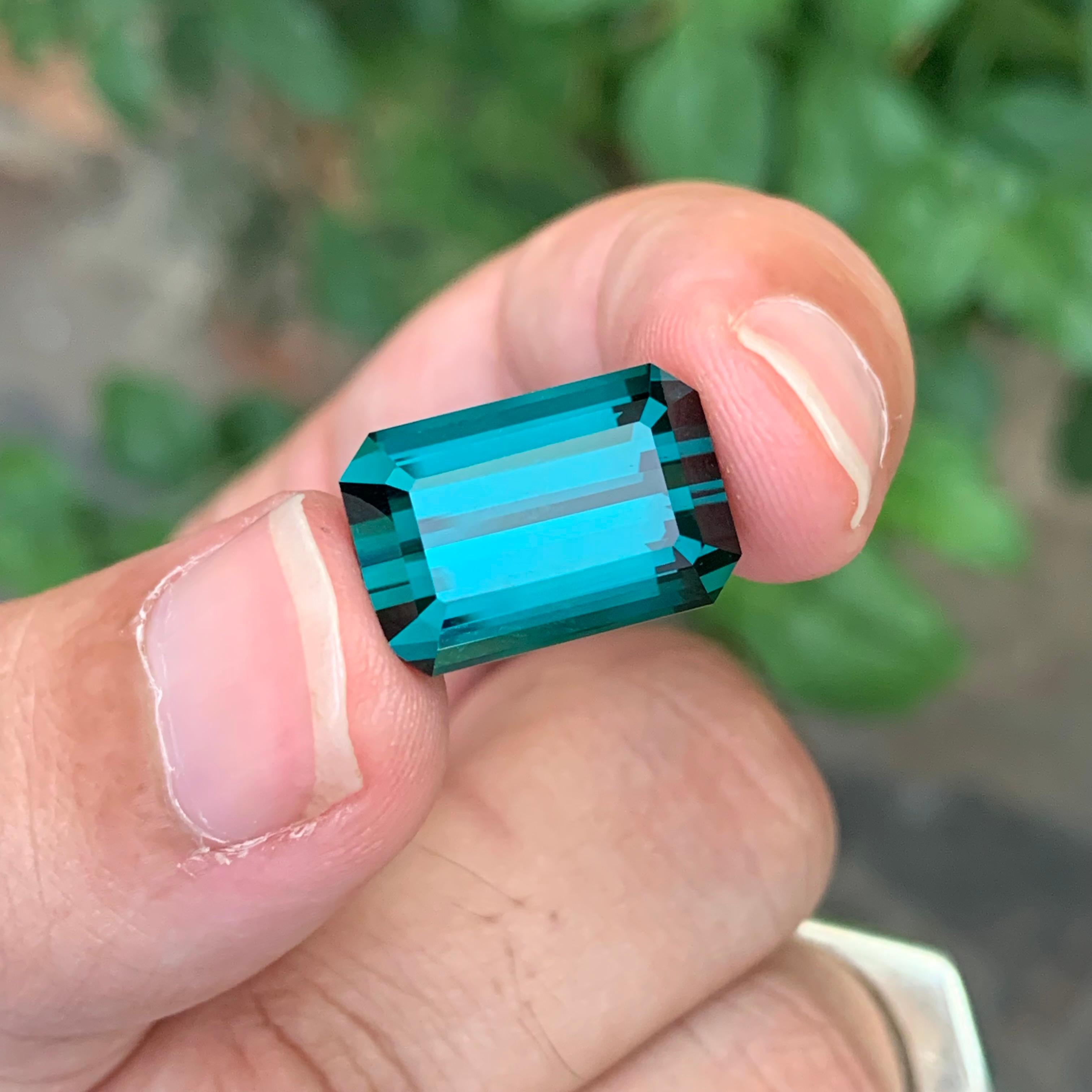 15,00 Karat Riesiger Natürlicher Facettierter Indicolith Turmalin Smaragd Form Edelstein für Damen oder Herren im Angebot