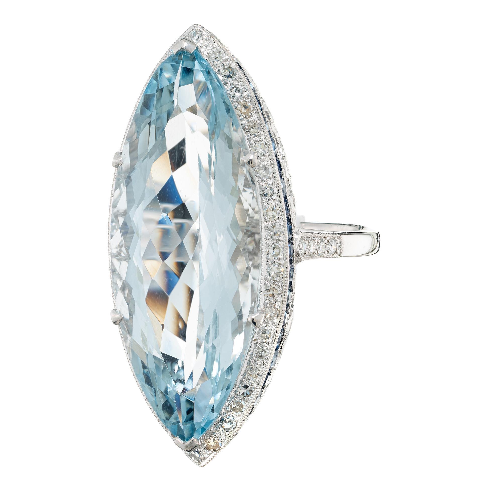 Einzigartiger Cocktailring aus den 1950er Jahren mit Aquamarin, Saphir und Diamant. Dieser Ring beginnt mit einem atemberaubenden 15,00-Karat-Aqua im Marquise-Schliff in einer Fassung aus 18 Karat Weißgold. Ein Halo aus runden, einzeln geschliffenen