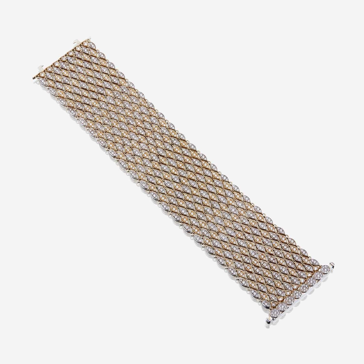 Title:
15.00 Carat Round Brilliant G VS1 Diamond Gold Link Bracelet


Style:
Link


Metal:
Gold


Gemstone 1:
15 Carat Diamond


Number of Stones:
0


Color:
G


Clarity:
VS1


Shape:
Round Brilliant


Dimension:
7-1/2in 


Weight:
68.8
