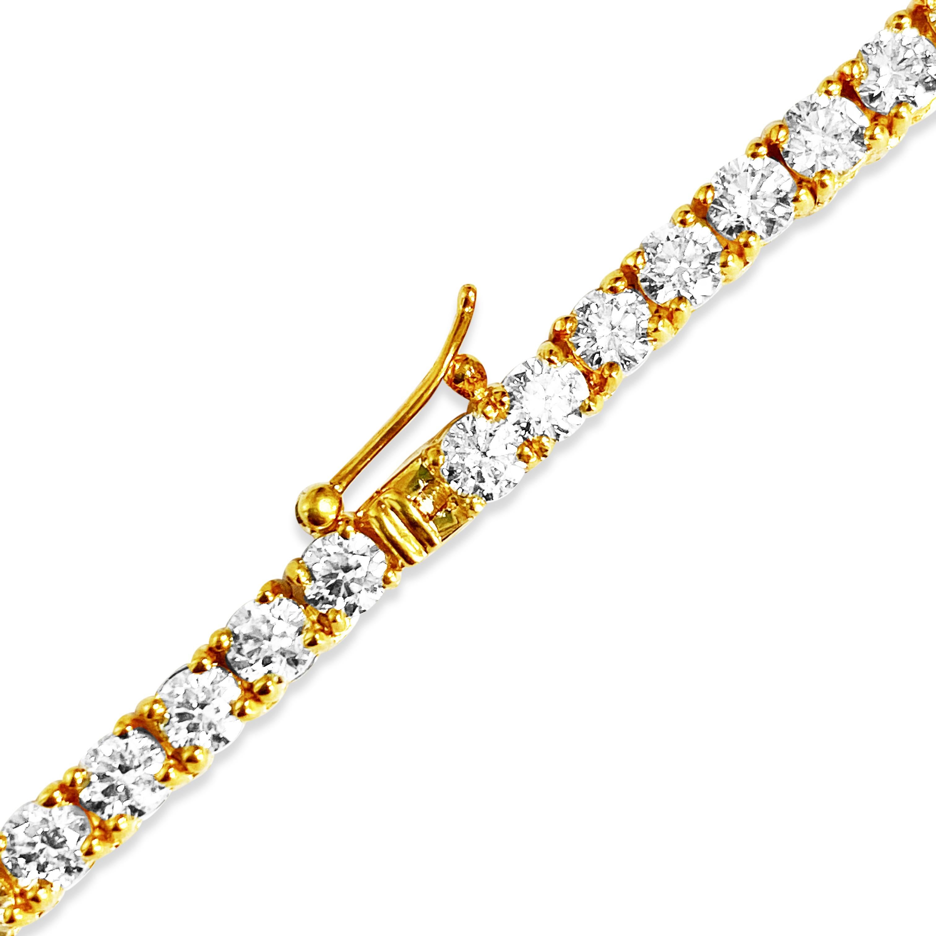 Elaborado en lujoso oro amarillo de 14 quilates, este impresionante collar tiene 15,00 quilates de diamantes redondos de talla brillante, con claridad VVS y color H. Cada diamante está meticulosamente engastado en garras seguras, creando un