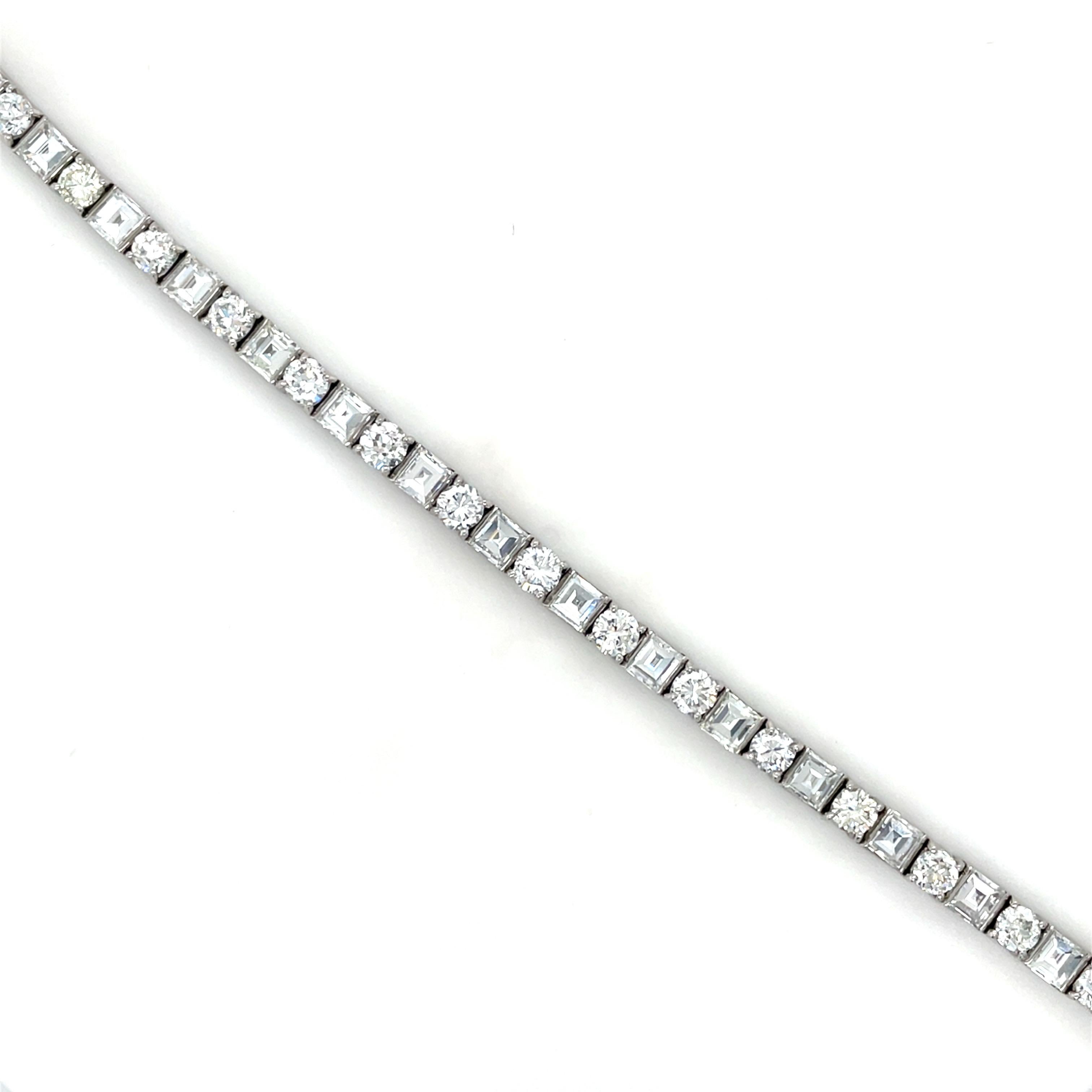 Classique avec une touche d'originalité, ce bracelet contient 38 diamants alternés ronds de taille brillant et vieille taille européenne avec taille carrée pesant environ 15,00 carats au total. Collectional en platine, ce bracelet est extrêmement