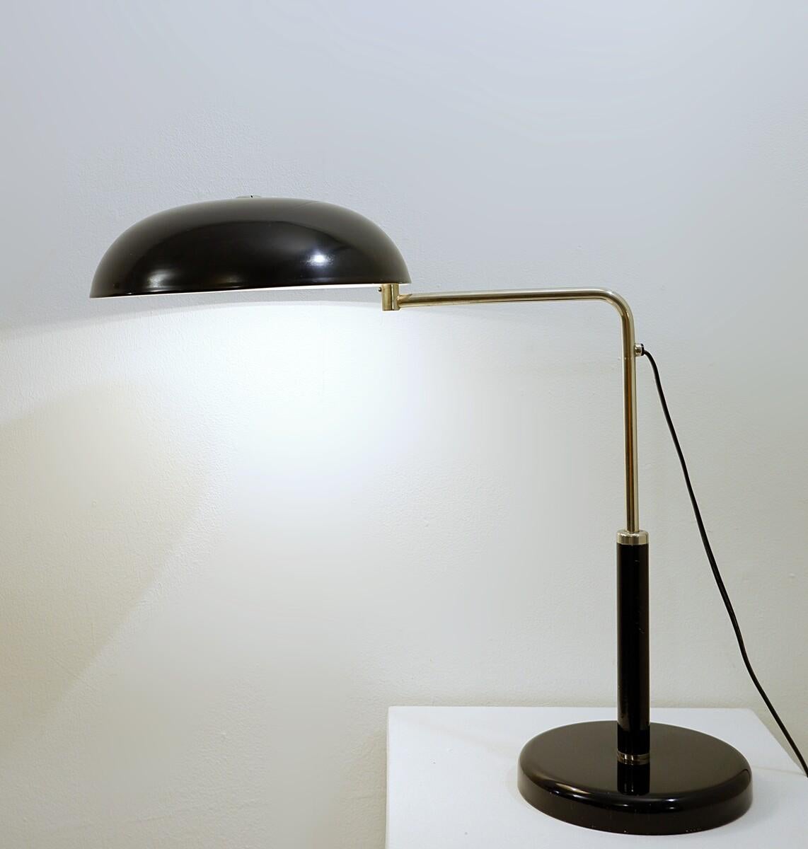 “1500” Office desk Lamp by Alfred Müller for Belmag AG, Switzerland, 1950s

 Measures: D: 30 cm H: 37/55 cm W: 35/60 cm.