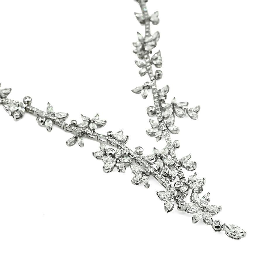 Dies ist eine elegante Halskette aus 18 Karat Weißgold. Die Halskette ist mit funkelnden Diamanten im Marquise- und Rundschliff besetzt, die etwa 15,00ct wiegen. Die Farbe dieser Diamanten ist H-J mit VS1-SI1 Klarheit. Die Halskette ist 16 1/2 Zoll