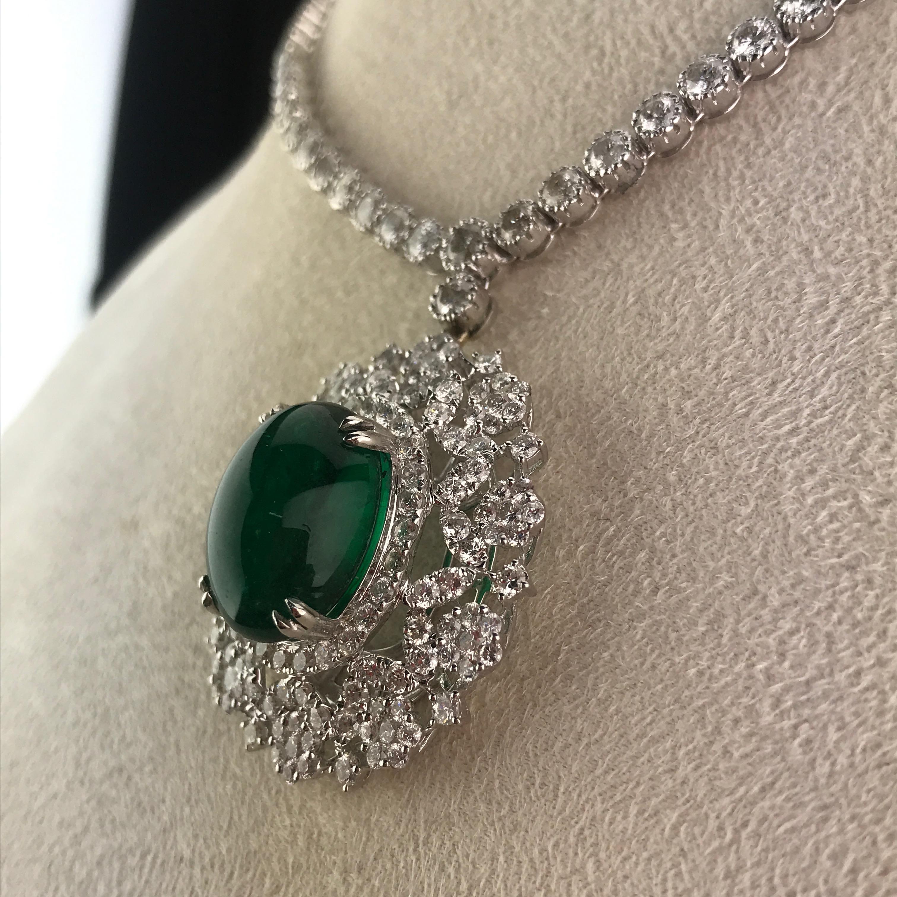 Halskette mit 15,03 Karat Smaragd-Cabochon und Diamant-Anhänger (Art déco)