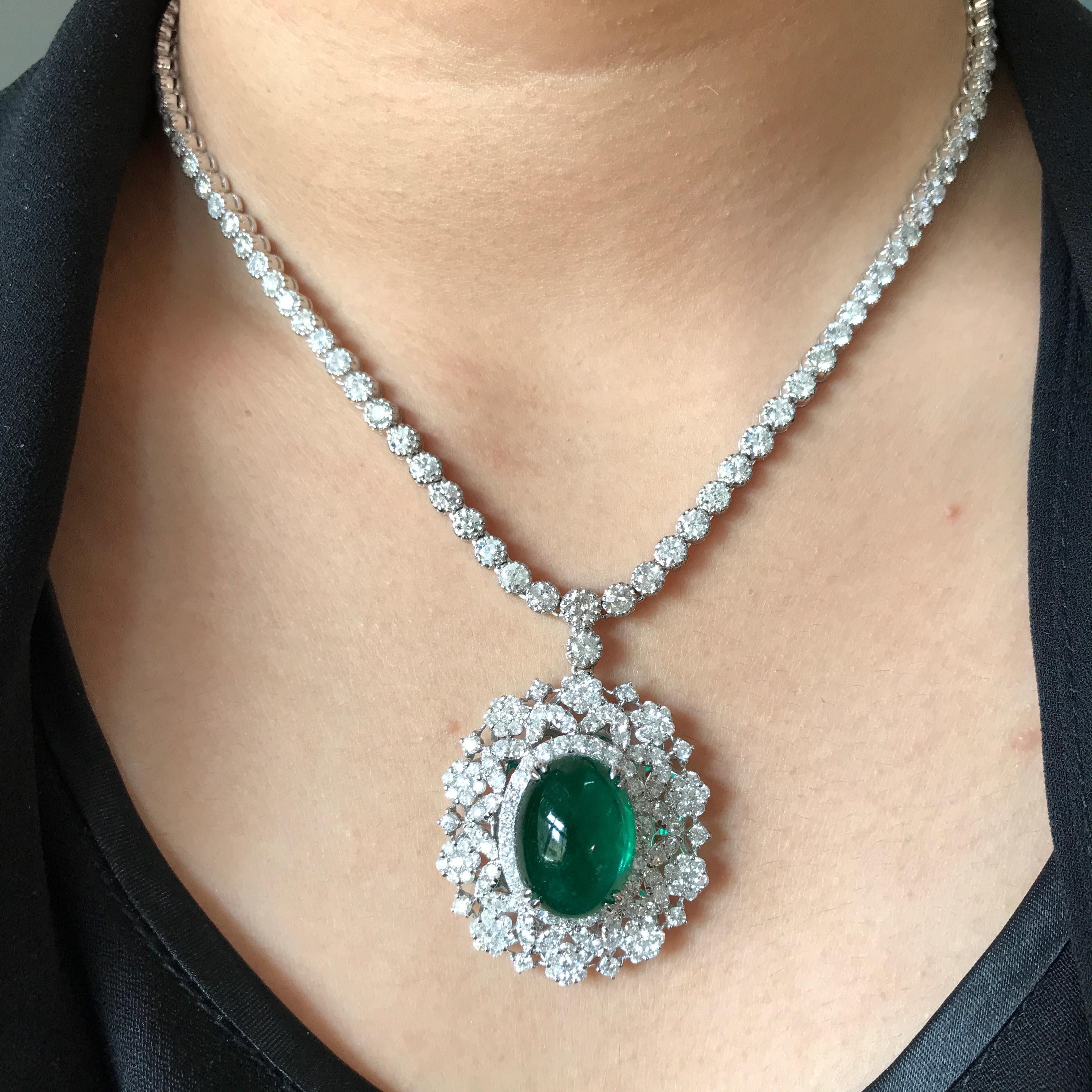 Halskette mit 15,03 Karat Smaragd-Cabochon und Diamant-Anhänger (Ovalschliff) im Angebot