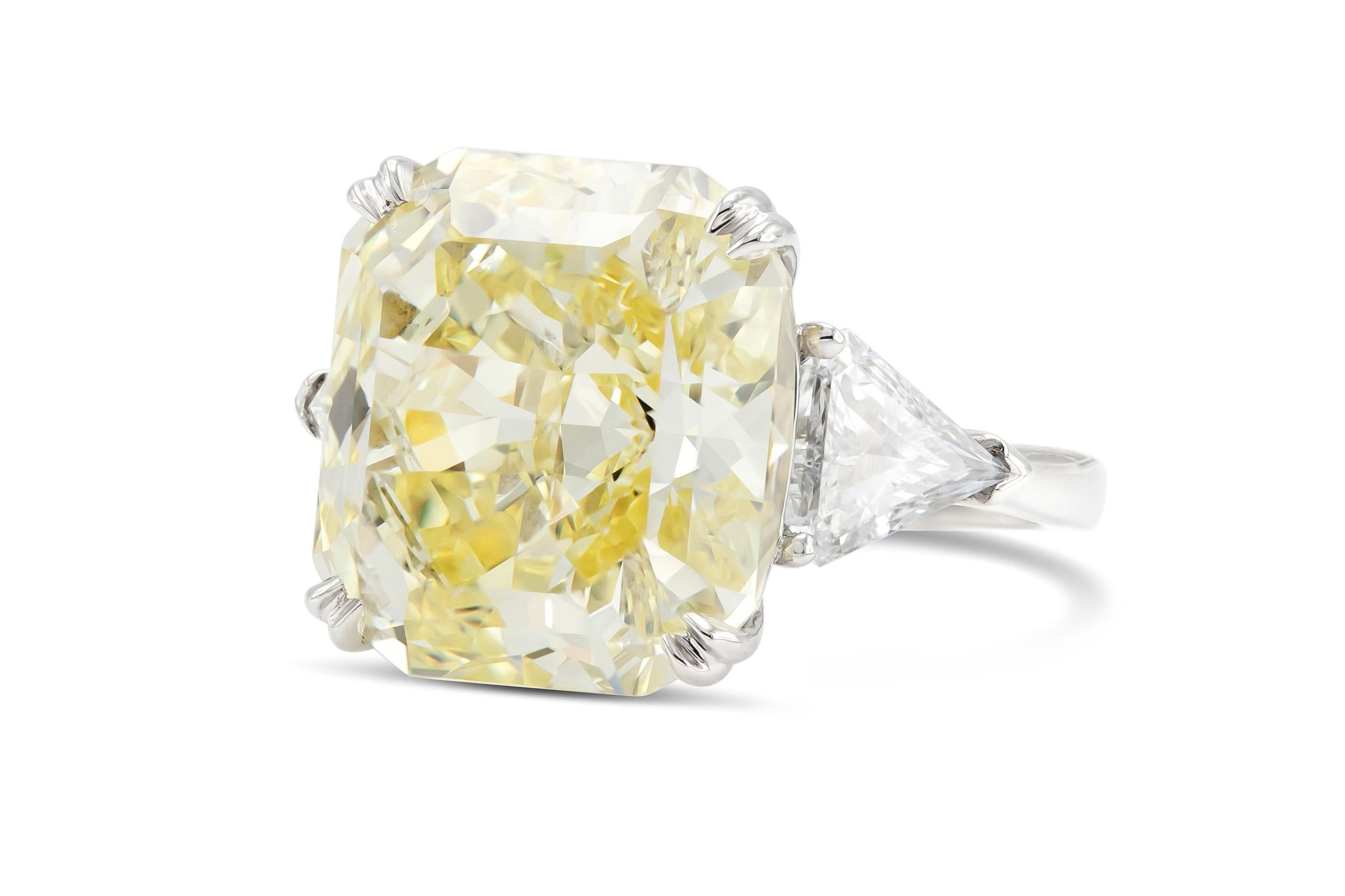 Finemente realizzato in platino con un diamante taglio cuscino certificato GIA, colore giallo intenso, purezza VVS2, GIA #1216742124.
L'anello presenta 2 diamanti laterali con taglio a scudo.
Taglia 6 1/2, ridimensionabile