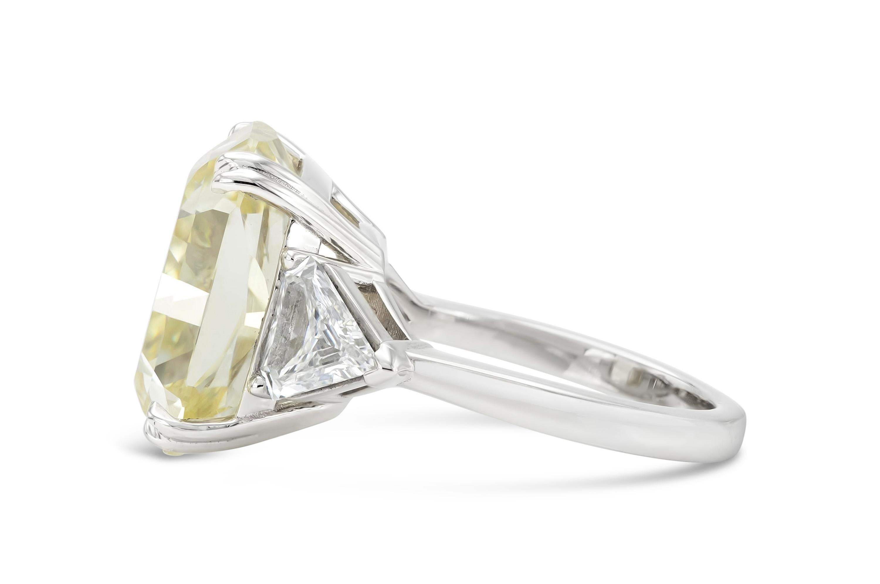Taglio cuscino Anello di fidanzamento con diamante giallo intenso da 15,04 carati con taglio a cuscino Fancy in vendita