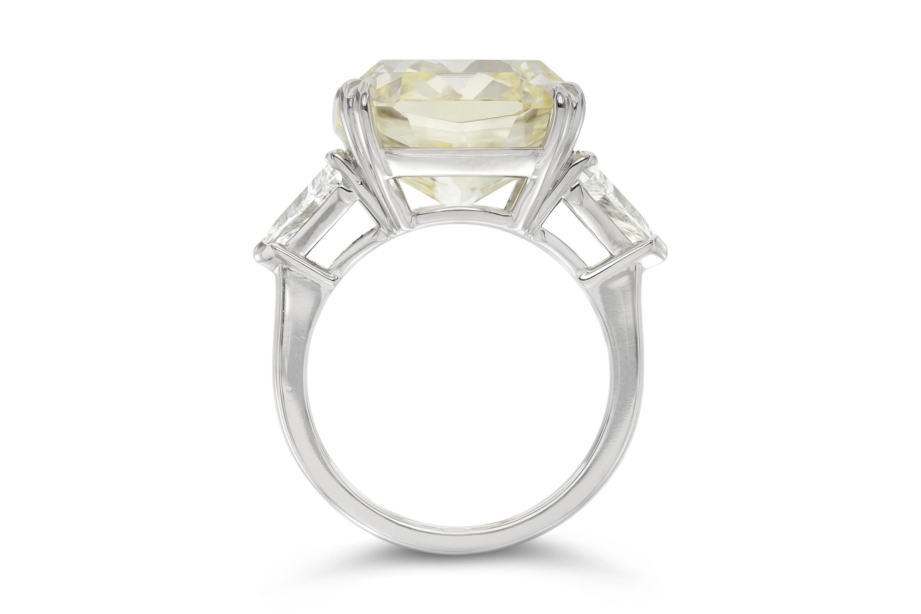 Anello di fidanzamento con diamante giallo intenso da 15,04 carati con taglio a cuscino Fancy In condizioni buone in vendita a New York, NY