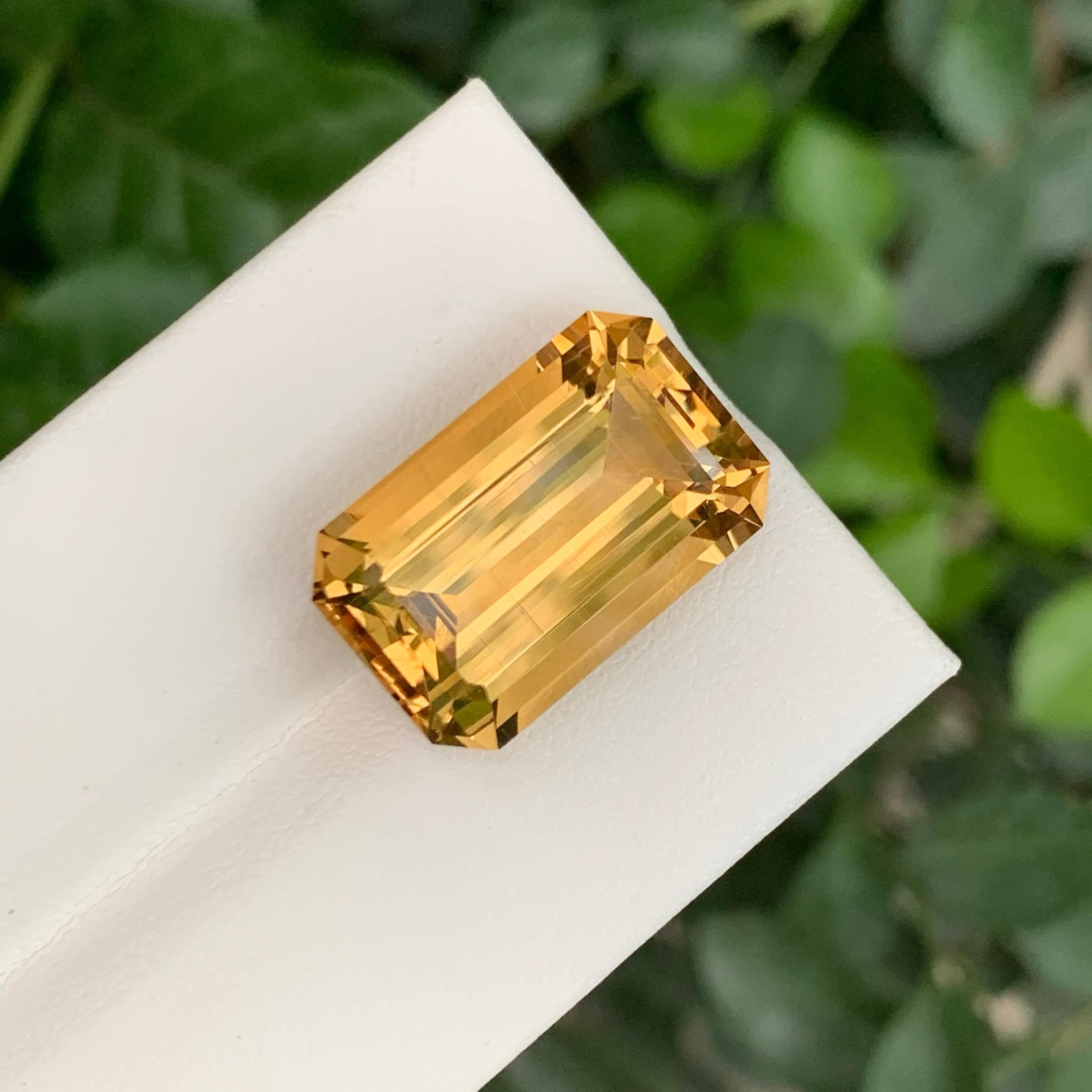 15.05 Carat Natural Faceted Loose Yellow Citrine Emerald Cut Brazilian Gemstone (pierre précieuse brésilienne) en vente 4
