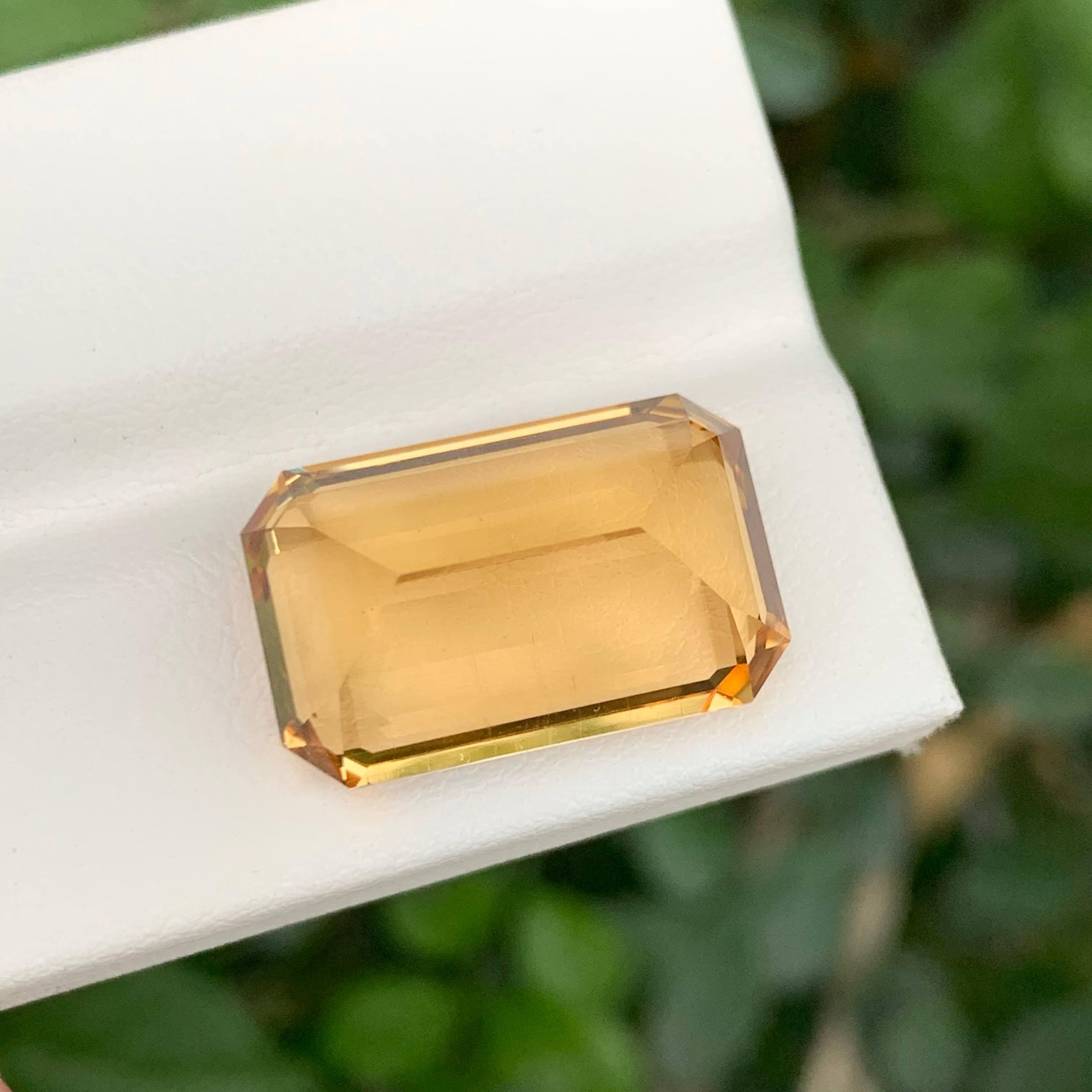 Moderne 15.05 Carat Natural Faceted Loose Yellow Citrine Emerald Cut Brazilian Gemstone (pierre précieuse brésilienne) en vente