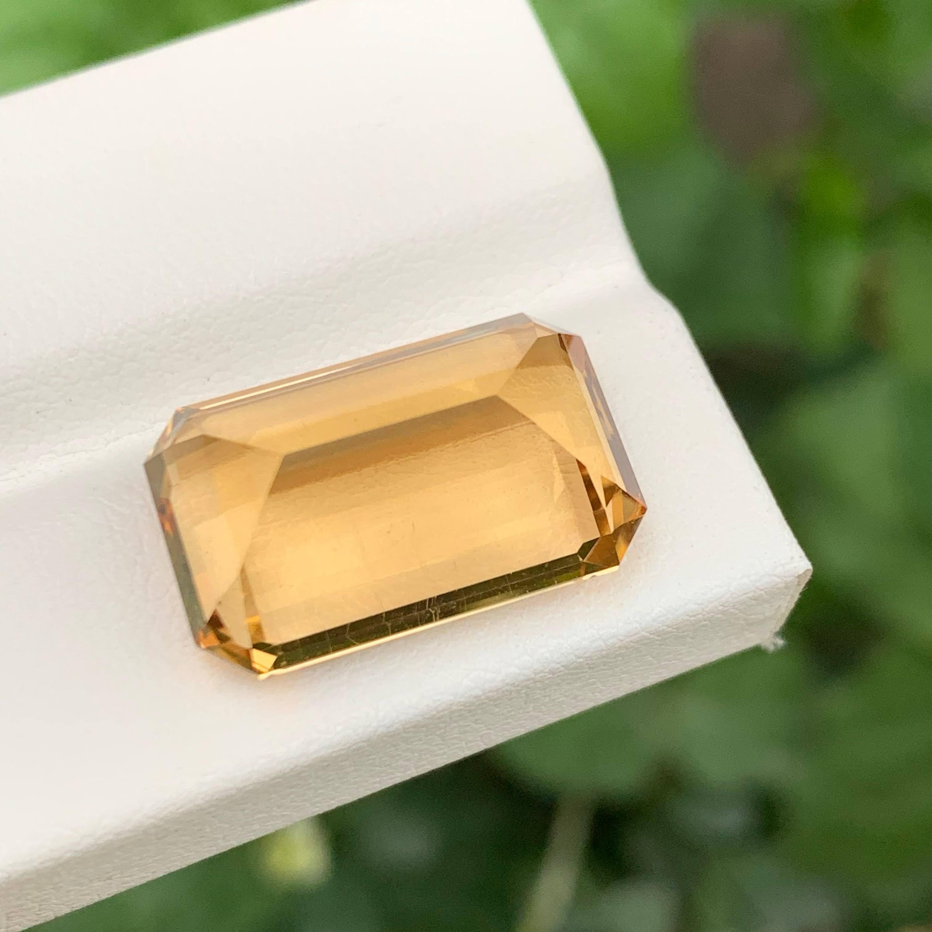 Taille émeraude 15.05 Carat Natural Faceted Loose Yellow Citrine Emerald Cut Brazilian Gemstone (pierre précieuse brésilienne) en vente