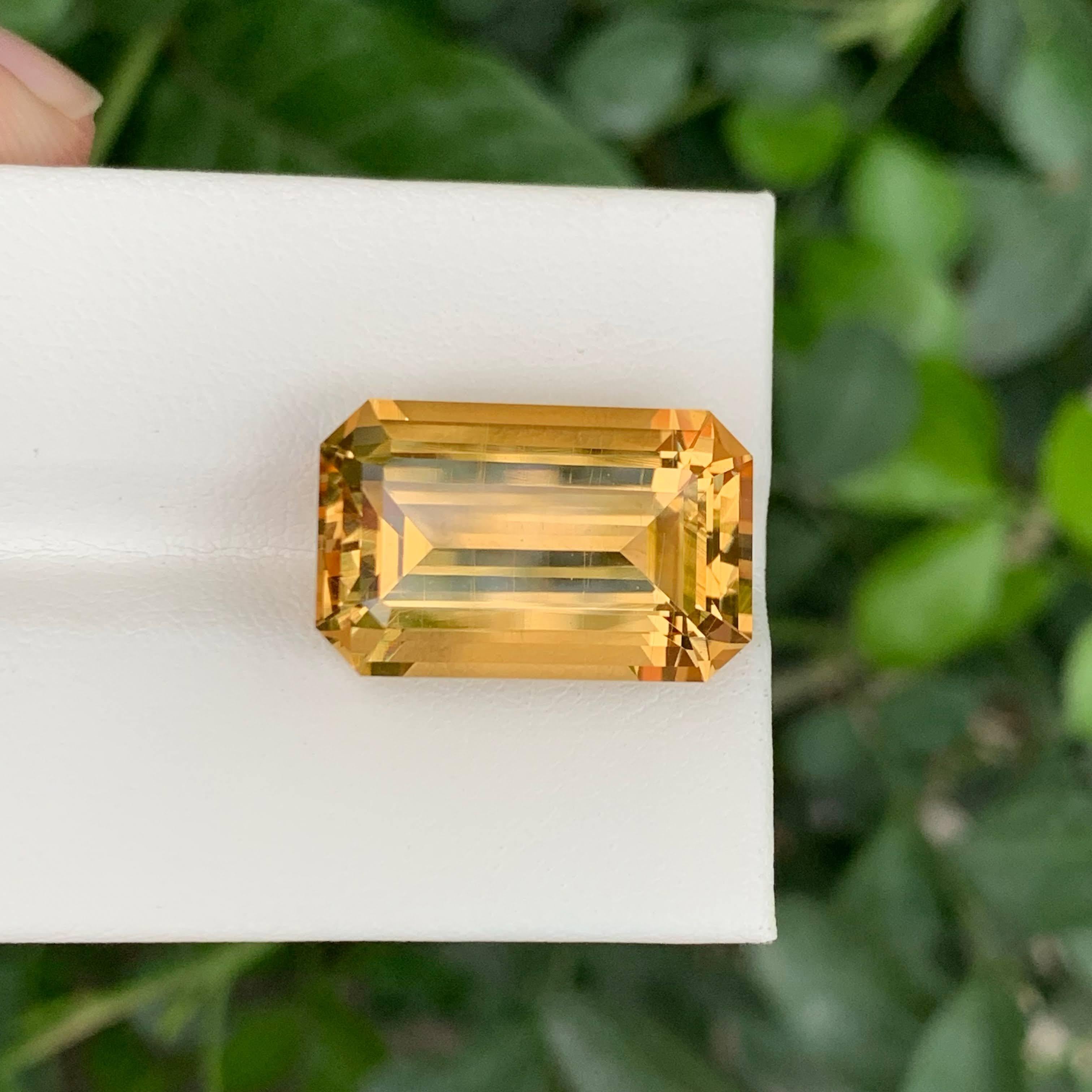15.05 Carat Natural Faceted Loose Yellow Citrine Emerald Cut Brazilian Gemstone (pierre précieuse brésilienne) Unisexe en vente