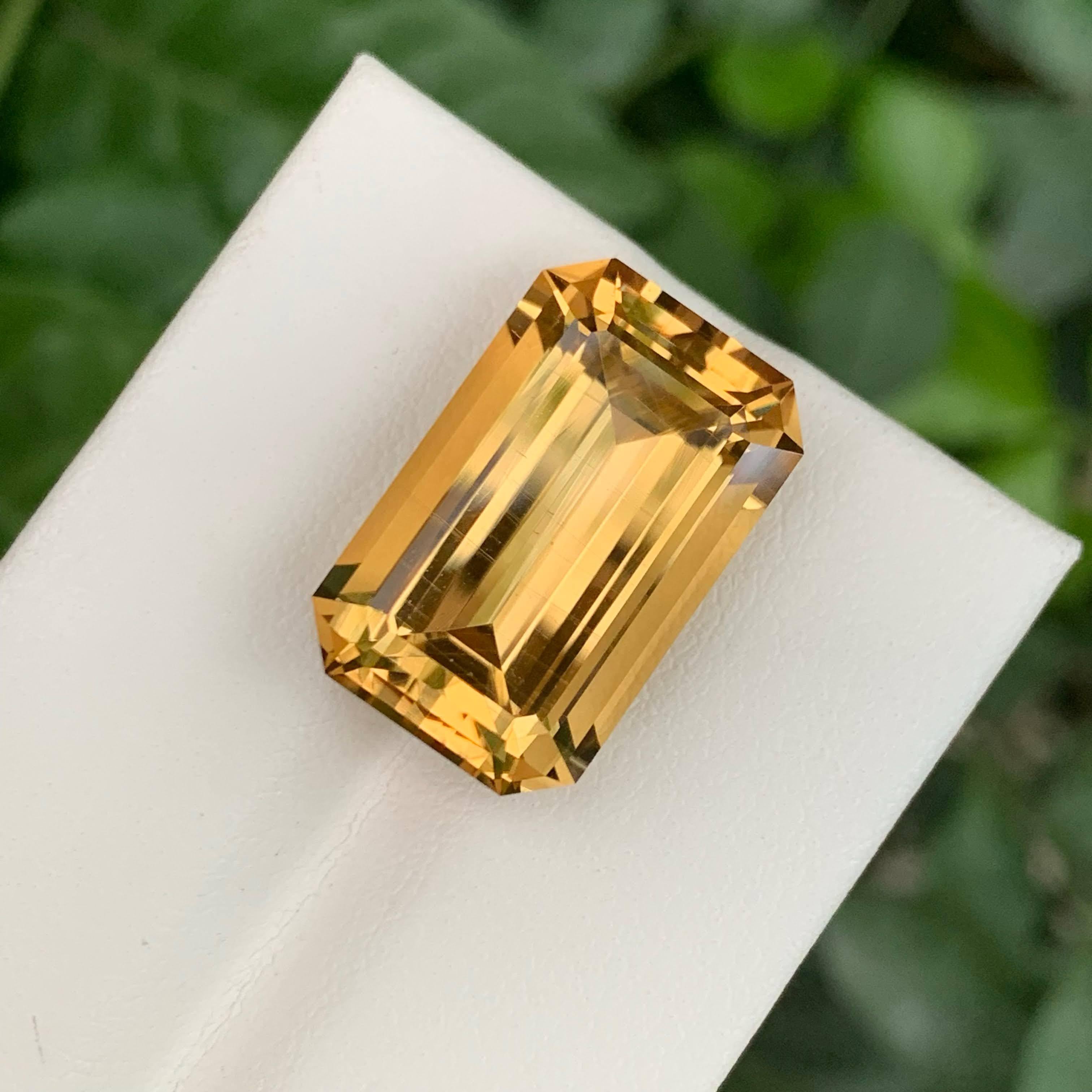 15.05 Carat Natural Faceted Loose Yellow Citrine Emerald Cut Brazilian Gemstone (pierre précieuse brésilienne) en vente 1