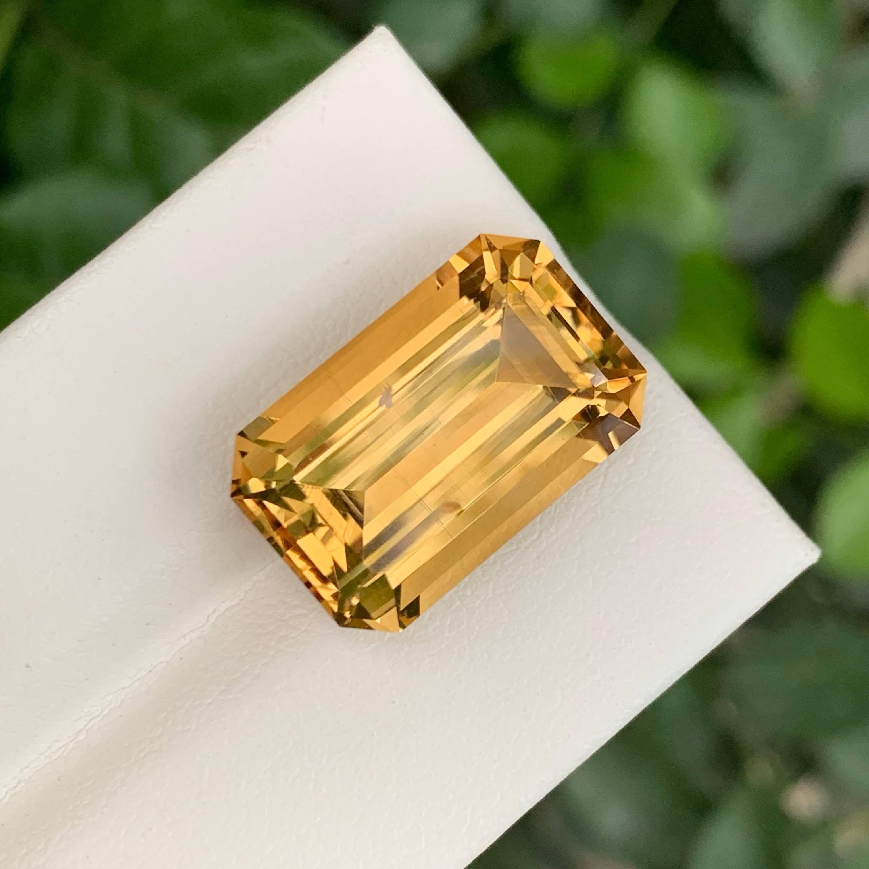 15.05 Carat Natural Faceted Loose Yellow Citrine Emerald Cut Brazilian Gemstone (pierre précieuse brésilienne) en vente 3