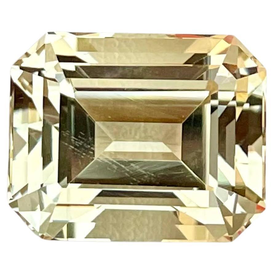 Pierre scapolite jaune clair de 15,05 carats, taille émeraude du Pakistan