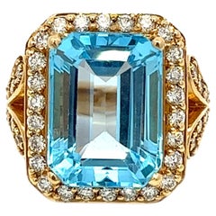 Poids total de 15,07 carats, topaze bleue et diamants sertis en 14 carats