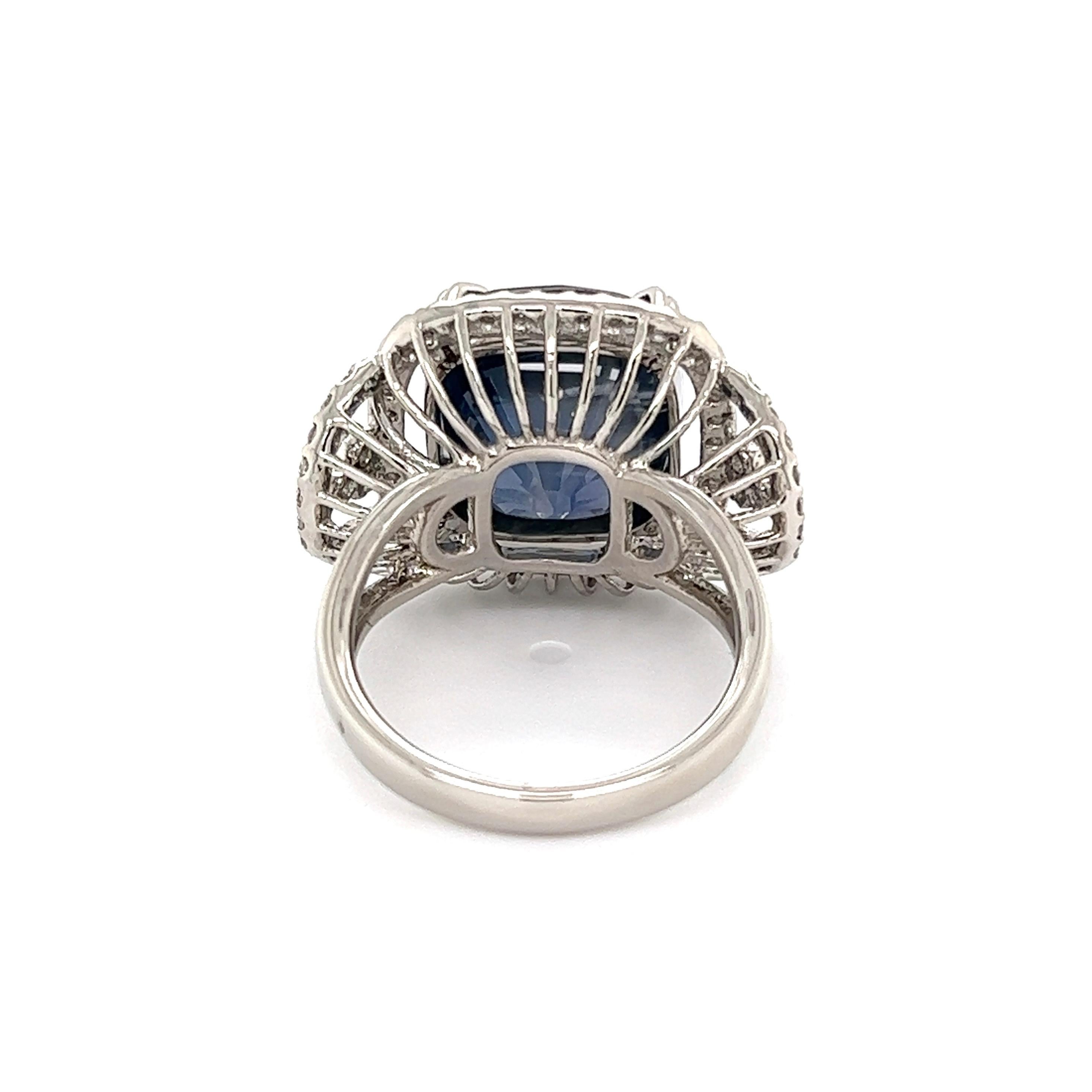 15.08 Carat Cushion Sapphire and Diamond Platinum Ring Estate Fine Jewelry In Excellent Condition For Sale In Montreal, QC