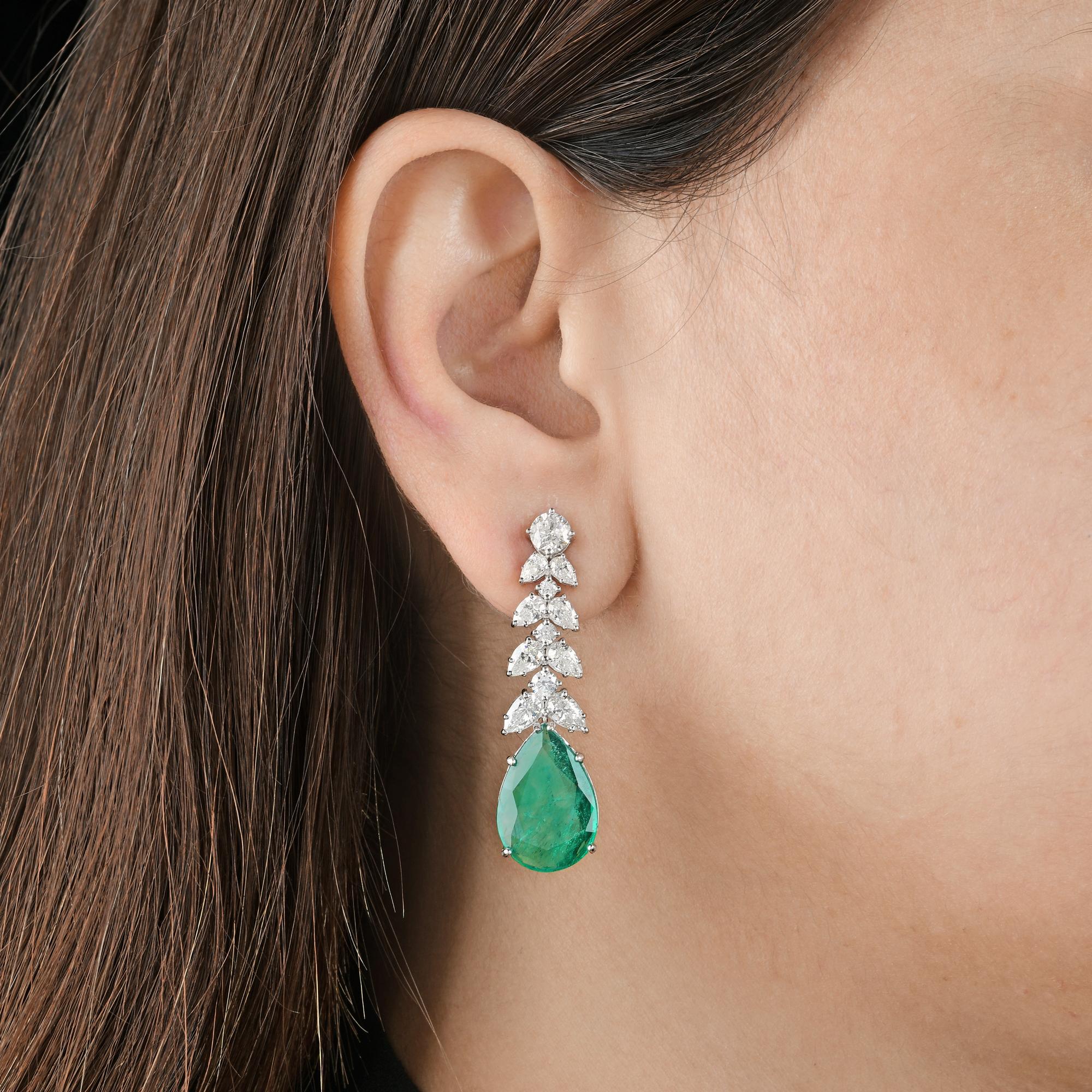 15.08Ct Pear Cut Zambian Emerald Diamond Dangle Earrings 14k White Gold
Ce design présente une cascade de diamants blancs brillants, façonnés en délicates tailles poire et ronde, menant le regard vers une étonnante paire d'émeraudes vibrantes en