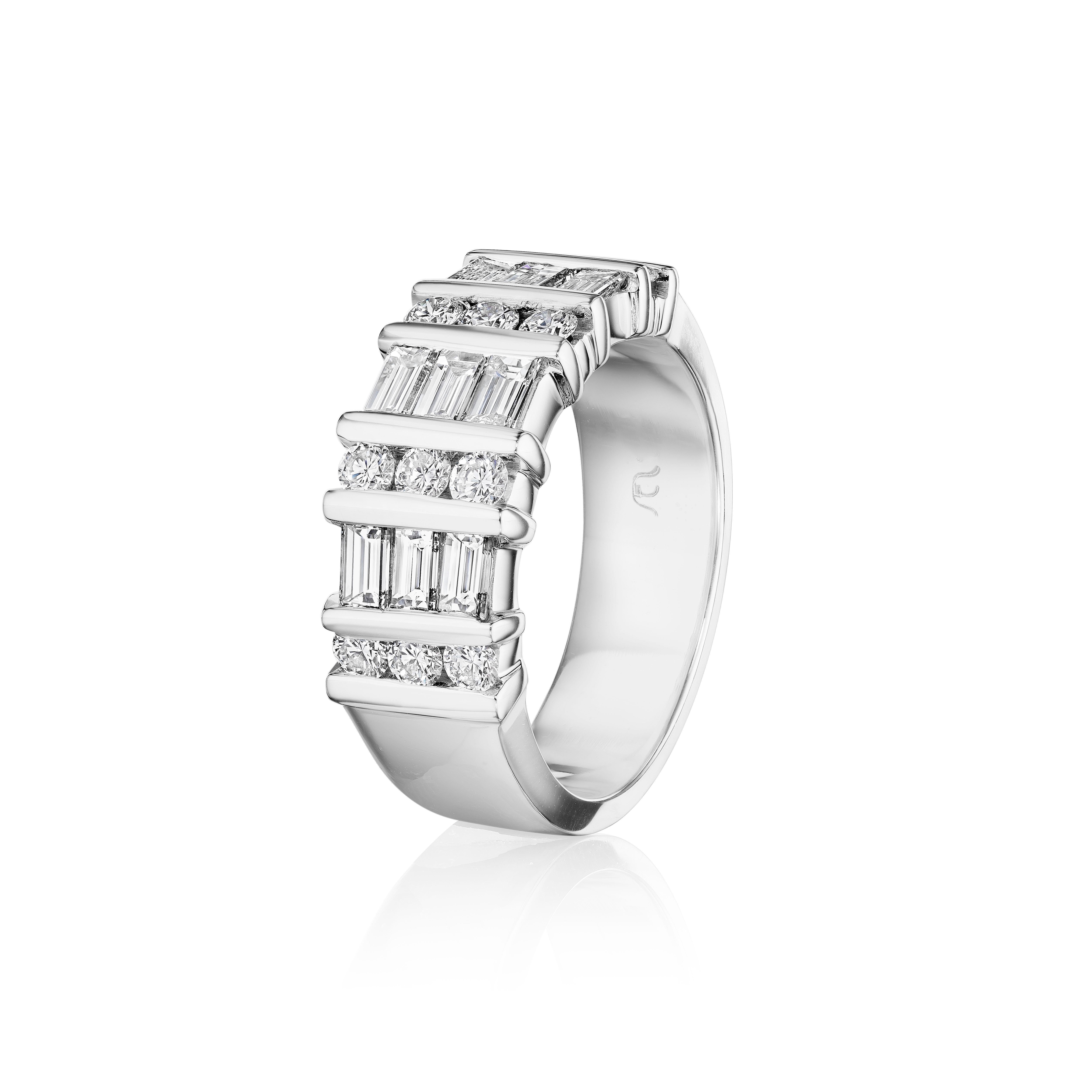 Modern 1.50ct Baguette & Round diamond Band in 18KT Gold For Sale