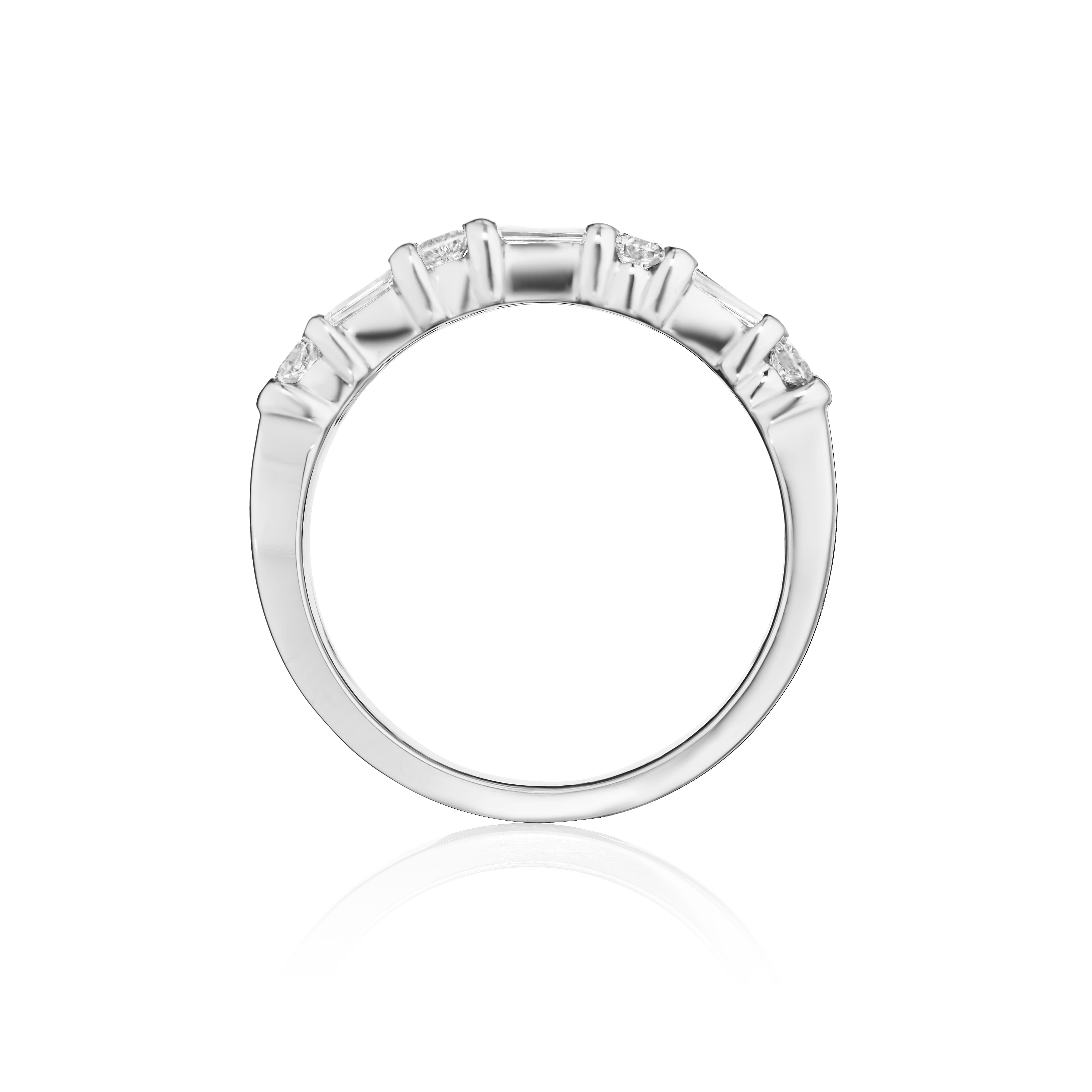 Baguette Cut 1.50ct Baguette & Round diamond Band in 18KT Gold For Sale