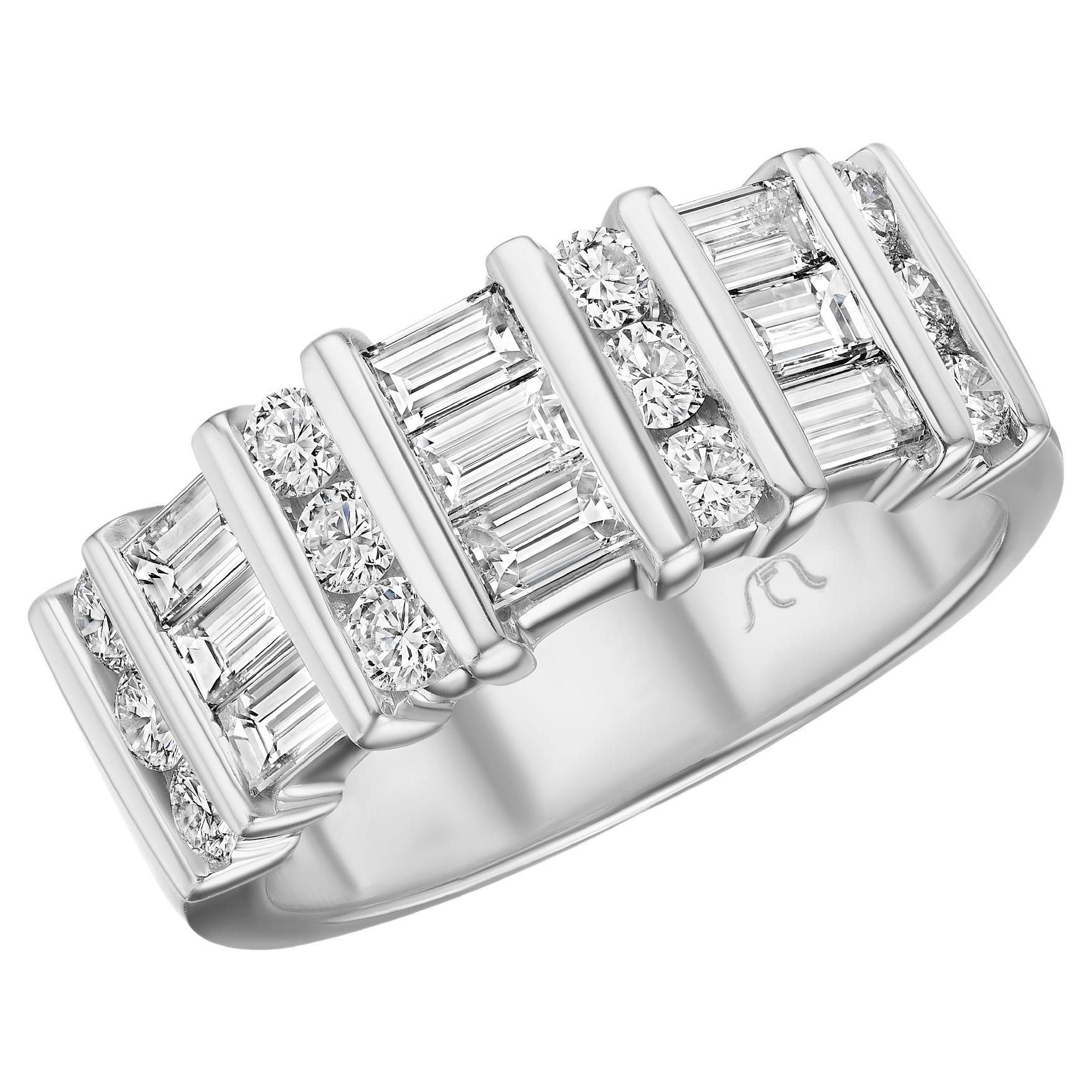 1.50ct Baguette & Round diamond Band in 18KT Gold For Sale