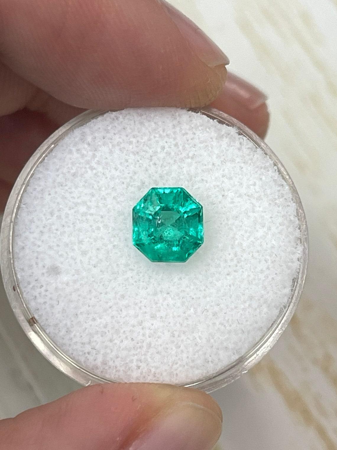 Stein: Smaragd
Gewicht: 1,50 Karat
Form: Asscher-Schliff
Klarheit: Transparent
Lüster: Ausgezeichnet/Sehr gut
Farbe: Bläulich Grün
Abmessungen: 7,10 mm x 6,71 mm x 5,56 mm
Geografische Herkunft: Kolumbien
Behandlung: Natürlich, Ölen

Bemerkungen: