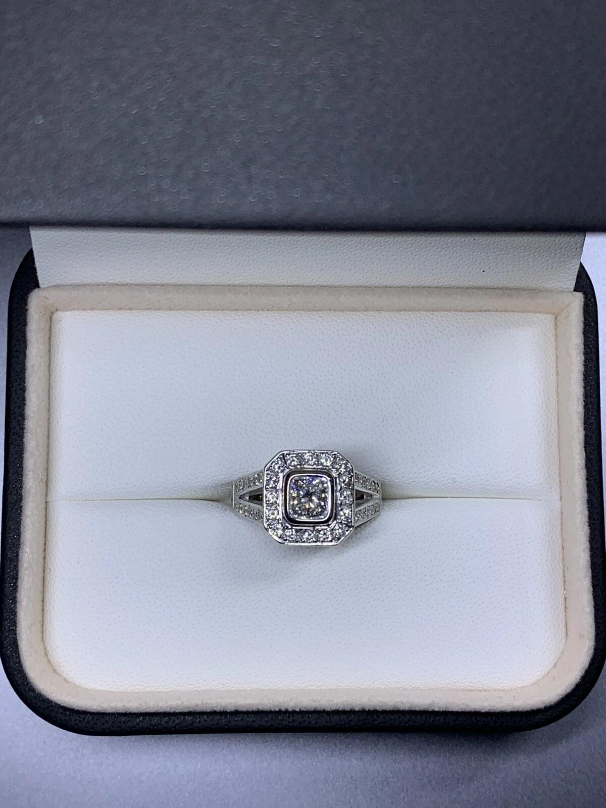 1.50ct cushion diamond with halo antique engagement ring in 18k gold Split Band. In New Condition For Sale In London, GB