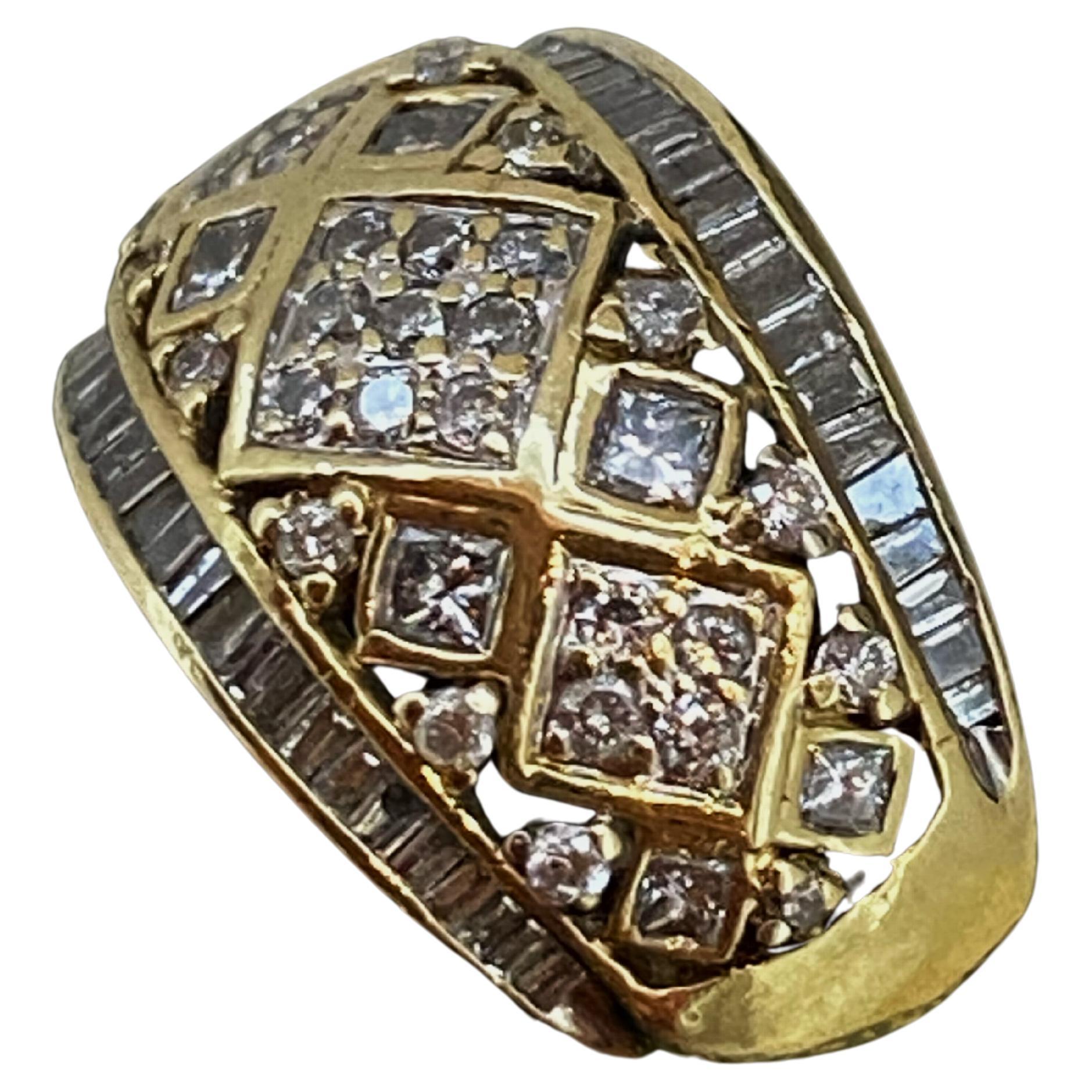 Cette superbe bague à grappes de style Cocktail Bombe 
est d'une conception intemporelle, 
somptueux avec 
diamants ronds et baguettes étincelants 

avec section centrale, 
géométrique et pavé avec 
diamants ronds de taille brillante 
d'une