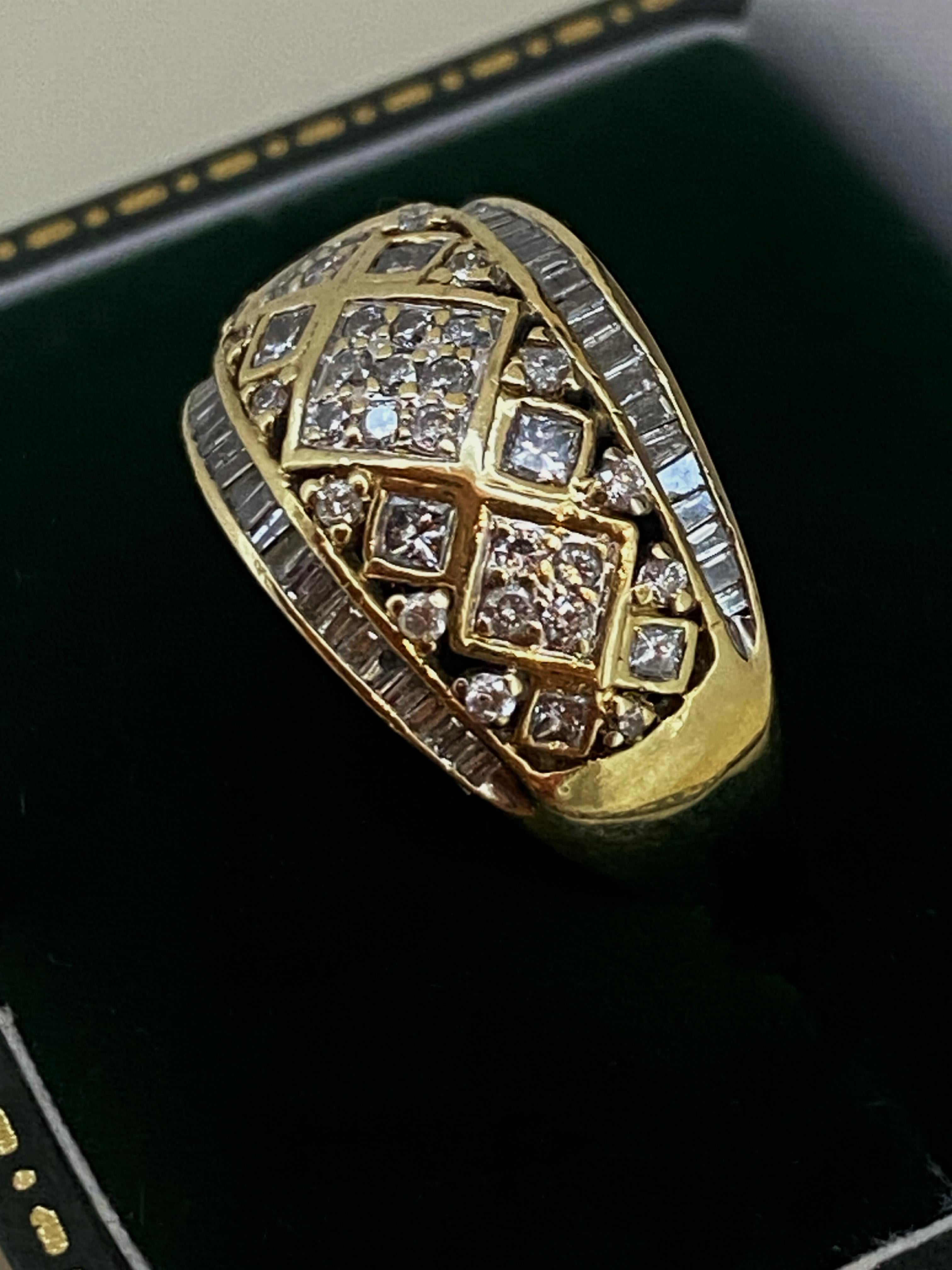 Rétro Bague rétro bombée en or jaune 9K 375 avec grappe de diamants de 1,50ct (ronds et baguettes) en vente