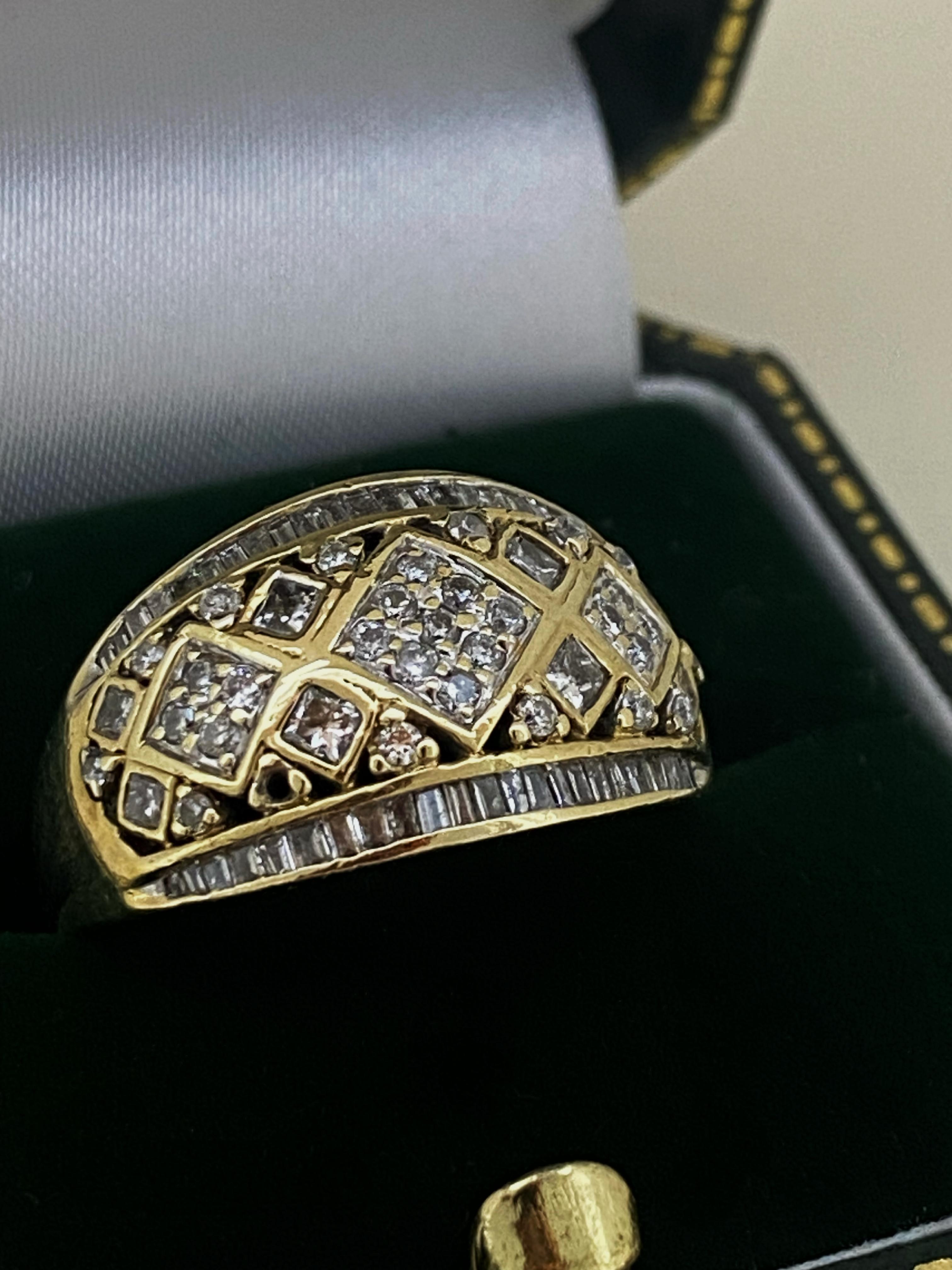 Taille ronde Bague rétro bombée en or jaune 9K 375 avec grappe de diamants de 1,50ct (ronds et baguettes) en vente