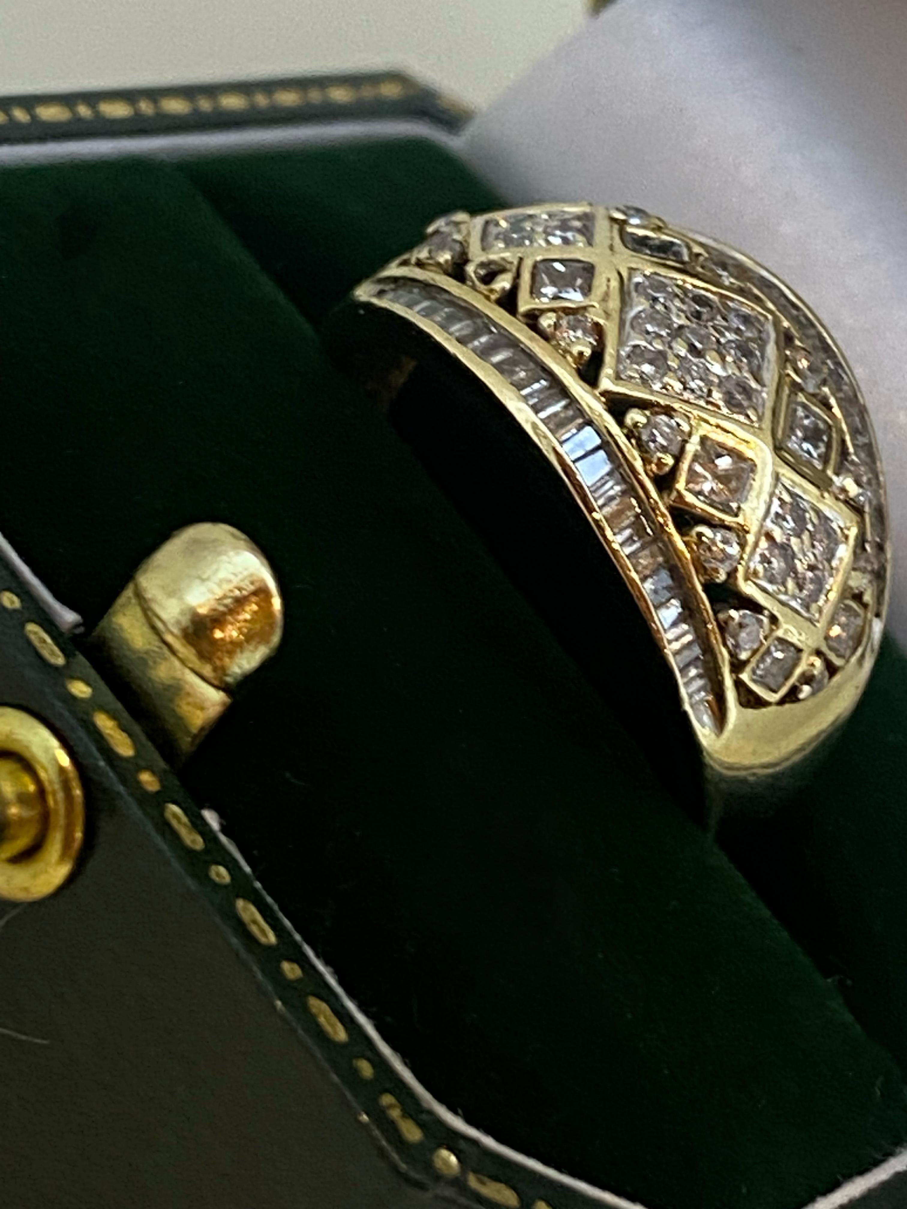 Bague rétro bombée en or jaune 9K 375 avec grappe de diamants de 1,50ct (ronds et baguettes) Excellent état - En vente à MELBOURNE, AU