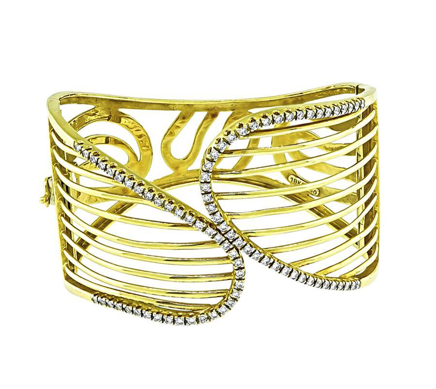 Taglio rotondo Bangle in oro con diamanti da 1,50 carati in vendita