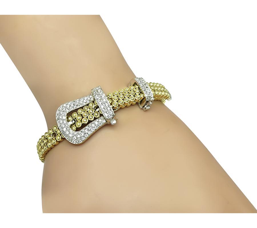 Si tratta di un favoloso bracciale con fibbia da cintura in oro giallo e bianco 18 carati. Il bracciale è incastonato con scintillanti diamanti a taglio rotondo che pesano circa 1.50 carati. Il colore dei diamanti è H con purezza VS. Il bracciale