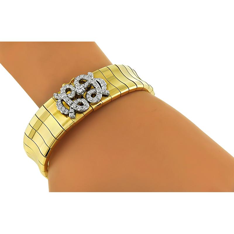 Voici un fabuleux bracelet en or jaune et blanc 18 carats. Le bracelet est serti de diamants étincelants de taille européenne ancienne pesant environ 1,50 carat. La couleur de ces diamants est H avec une clarté VS. Le bracelet mesure 7 1/2 pouces de