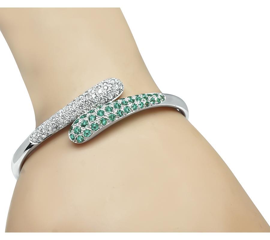 Se trata de un precioso brazalete de oro blanco de 18 quilates. El brazalete está engastado con brillantes diamantes de talla redonda que pesan aproximadamente 1.50 ct. El color de estos diamantes es H con claridad VS. Los diamantes están acentuados