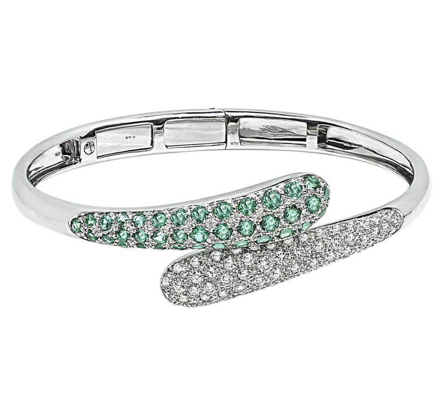Brazalete de oro con zafiro verde y diamantes de 1,50 ct Corte redondo en venta