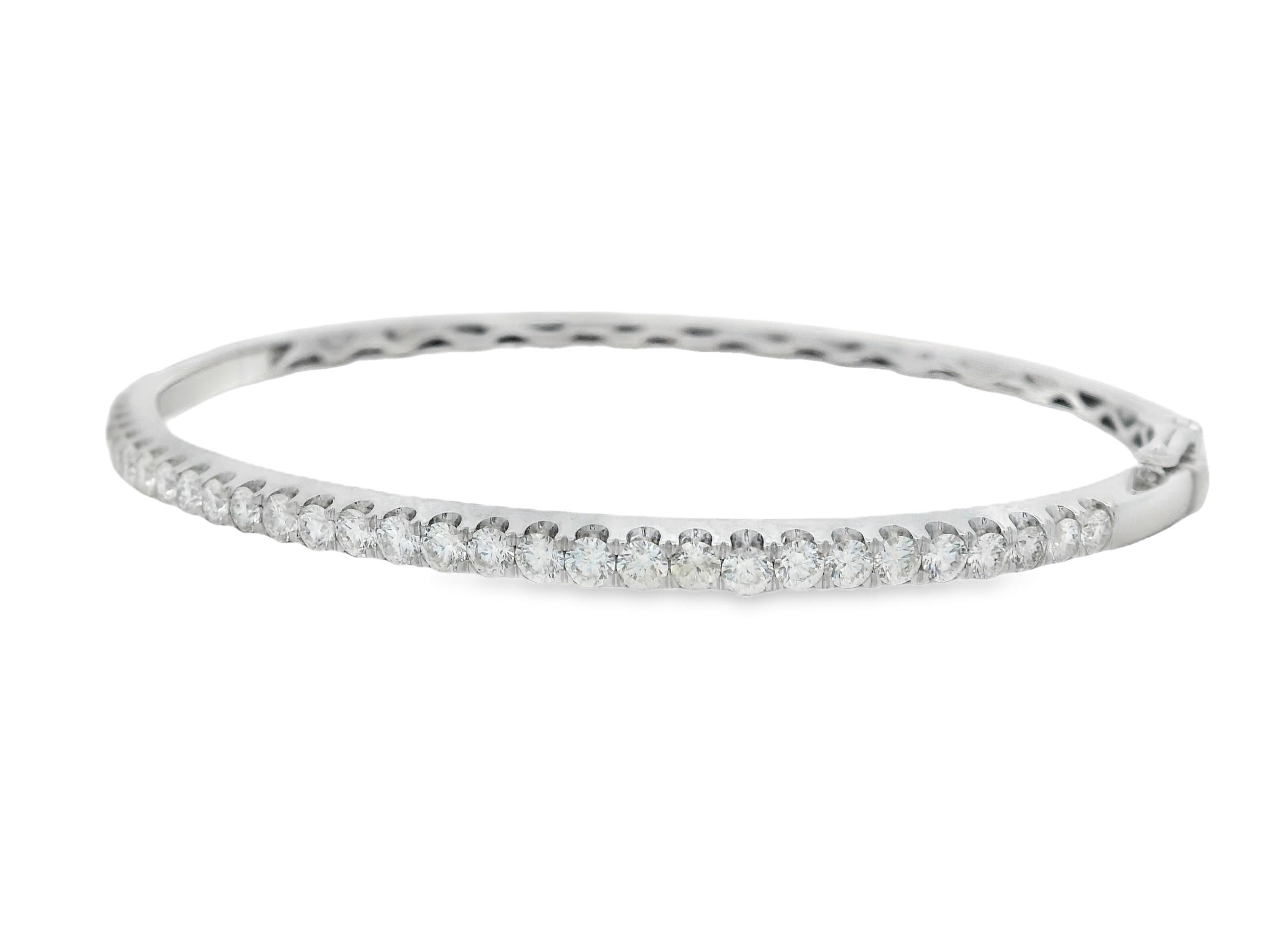 Indispensable et intemporel, cet élégant bracelet à charnière met en valeur 32 diamants ronds de taille brillant totalisant 1,50 carat. Les pierres sont serties en une seule rangée sur la moitié supérieure d'un bracelet en or blanc 14 carats
