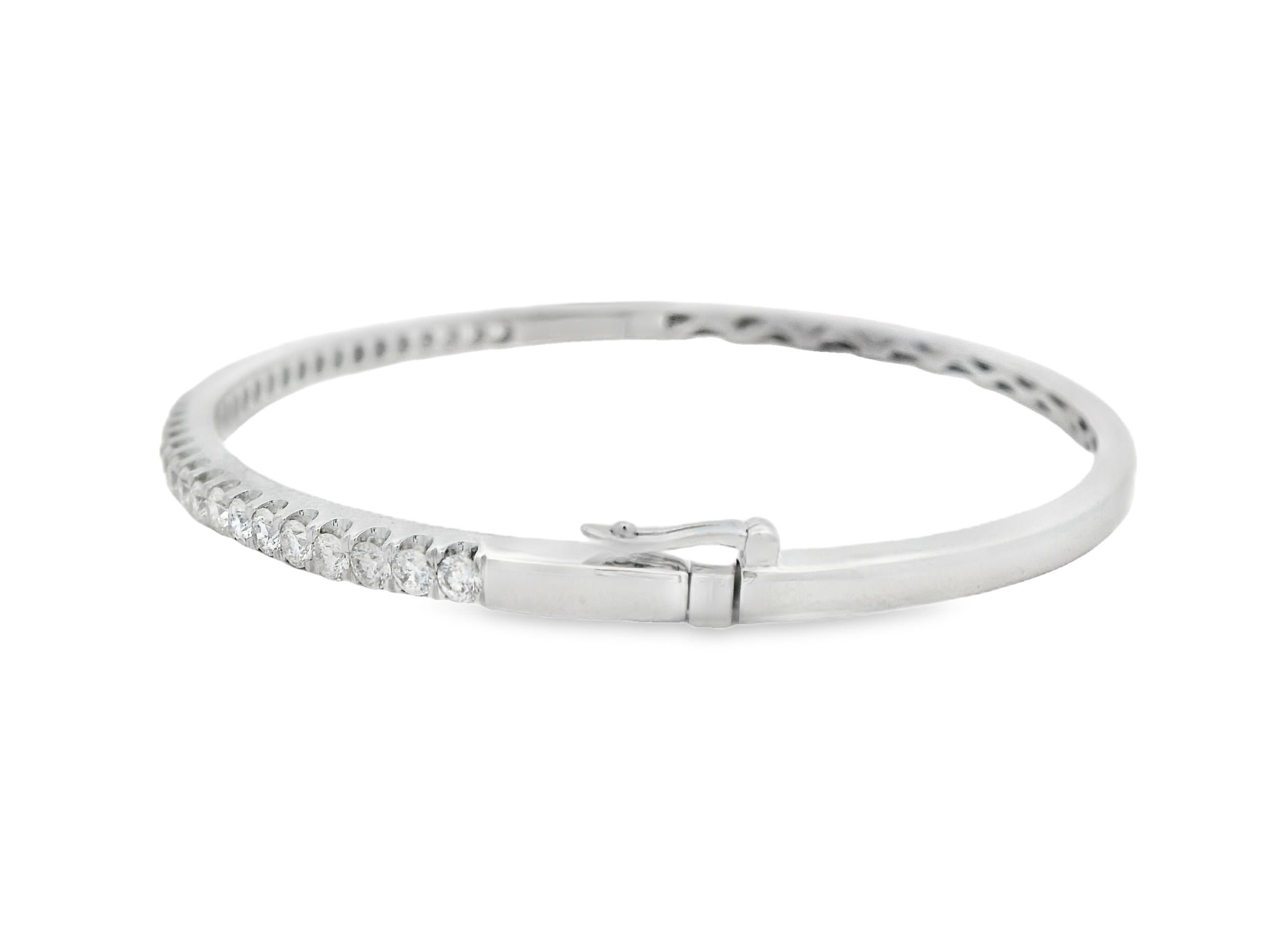 Contemporain 1.50ct Diamond Hinged Bangle in 14K White Gold 32 Round Stones (Bracelet à charnière en or blanc 14 carats) en vente