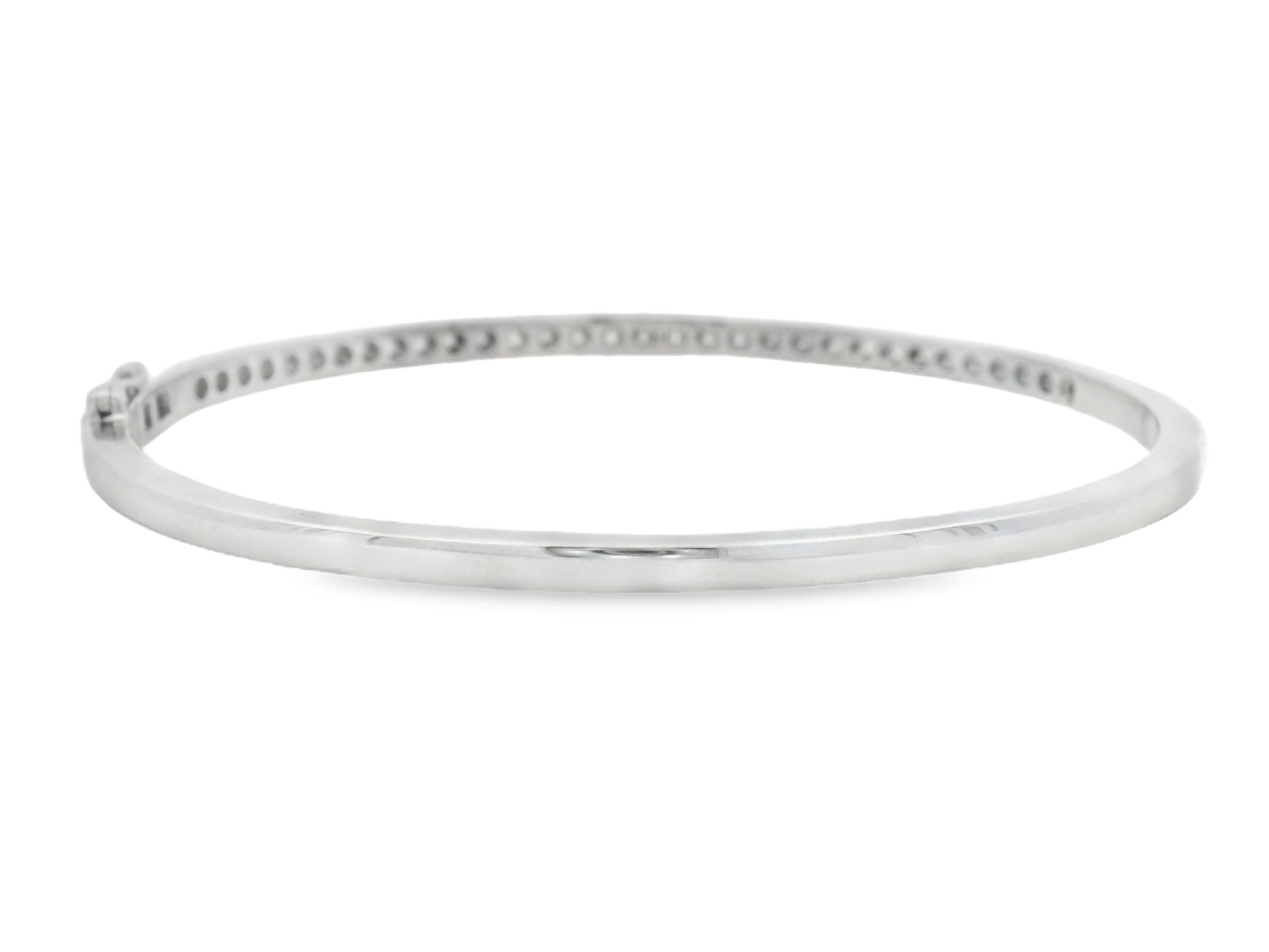 Taille ronde 1.50ct Diamond Hinged Bangle in 14K White Gold 32 Round Stones (Bracelet à charnière en or blanc 14 carats) en vente