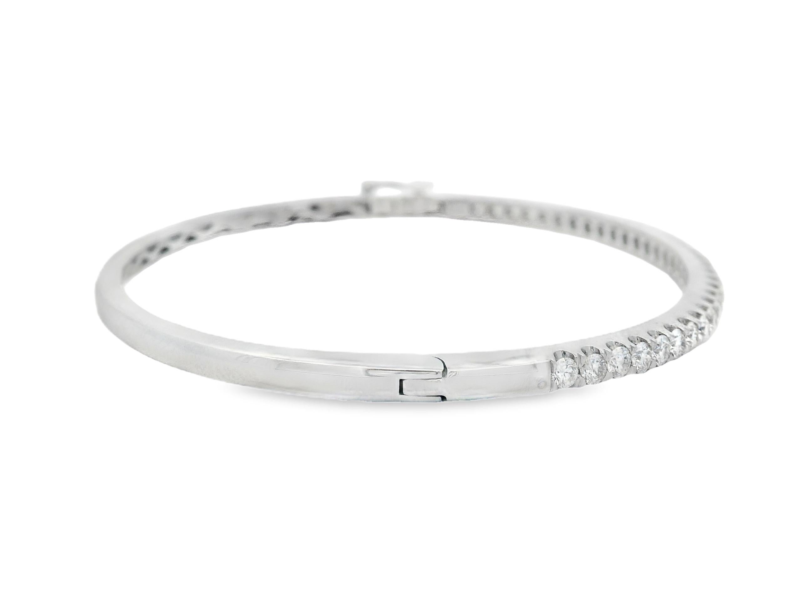 1.50ct Diamond Hinged Bangle in 14K White Gold 32 Round Stones (Bracelet à charnière en or blanc 14 carats) Neuf - En vente à New York, NY
