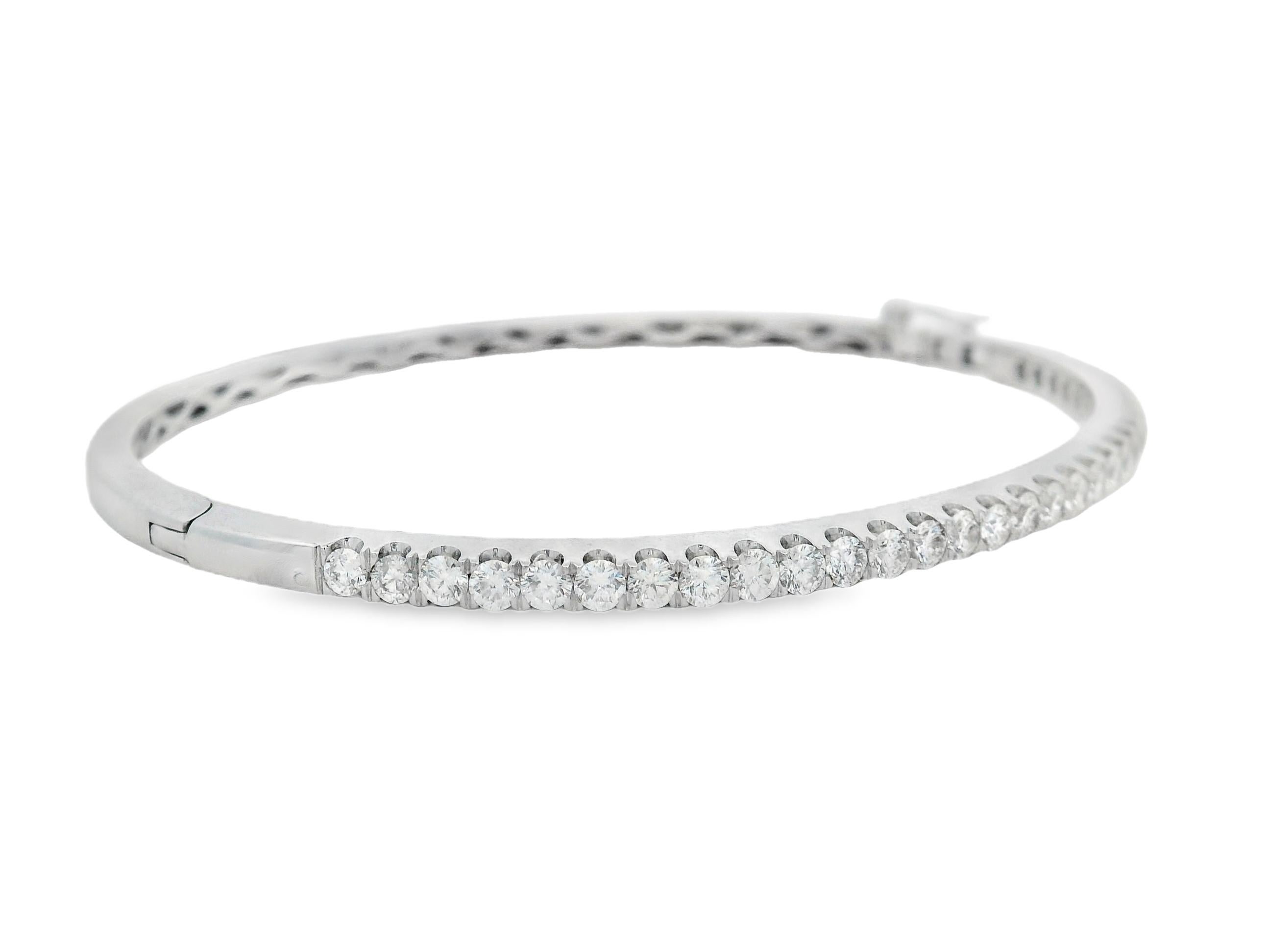 1.50ct Diamond Hinged Bangle in 14K White Gold 32 Round Stones (Bracelet à charnière en or blanc 14 carats) Pour femmes en vente