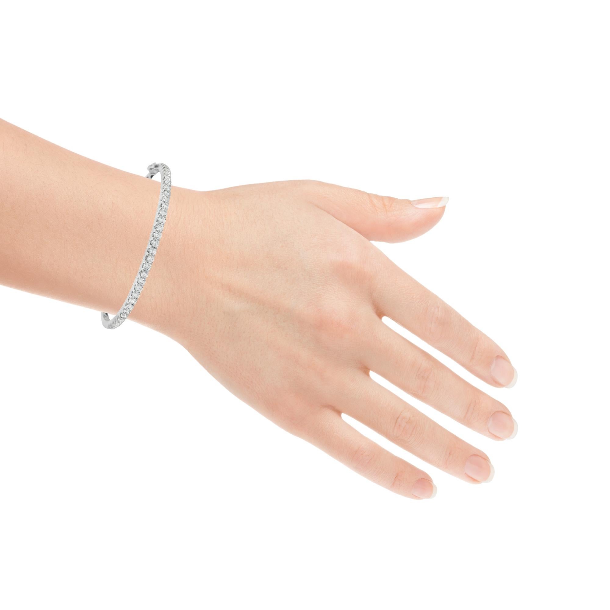 1.50ct Diamond Hinged Bangle in 14K White Gold 32 Round Stones (Bracelet à charnière en or blanc 14 carats) en vente 1