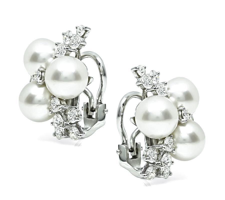 Questo è un magnifico paio di orecchini di perle in oro bianco 14k. Gli orecchini sono caratterizzati da scintillanti diamanti a taglio rotondo che pesano circa 1.50 carati. Il colore dei diamanti è G con purezza VS. Gli orecchini misurano 22 mm per
