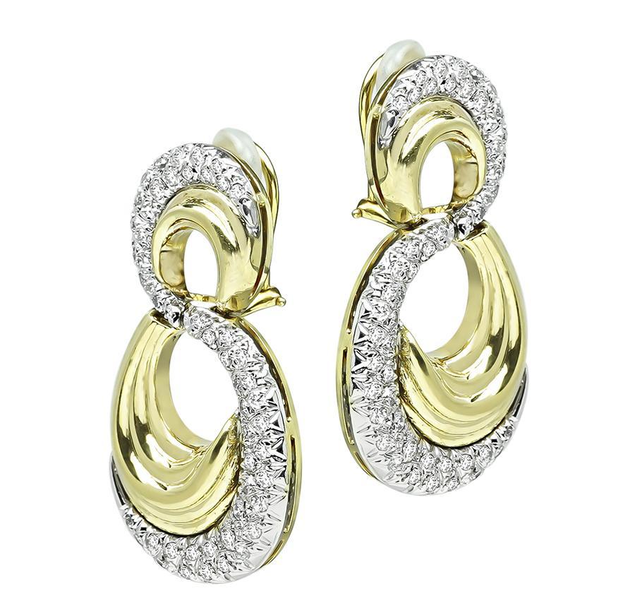 Dies ist ein wunderschönes Paar von zwei Ton 18k Gelb-und Weißgold Ohrringe. Die Ohrringe sind mit funkelnden, rund geschliffenen Diamanten besetzt, die etwa 1.50 ct wiegen. Die Farbe dieser Diamanten ist G-H mit VS-Klarheit. Die Ohrringe sind 42 x