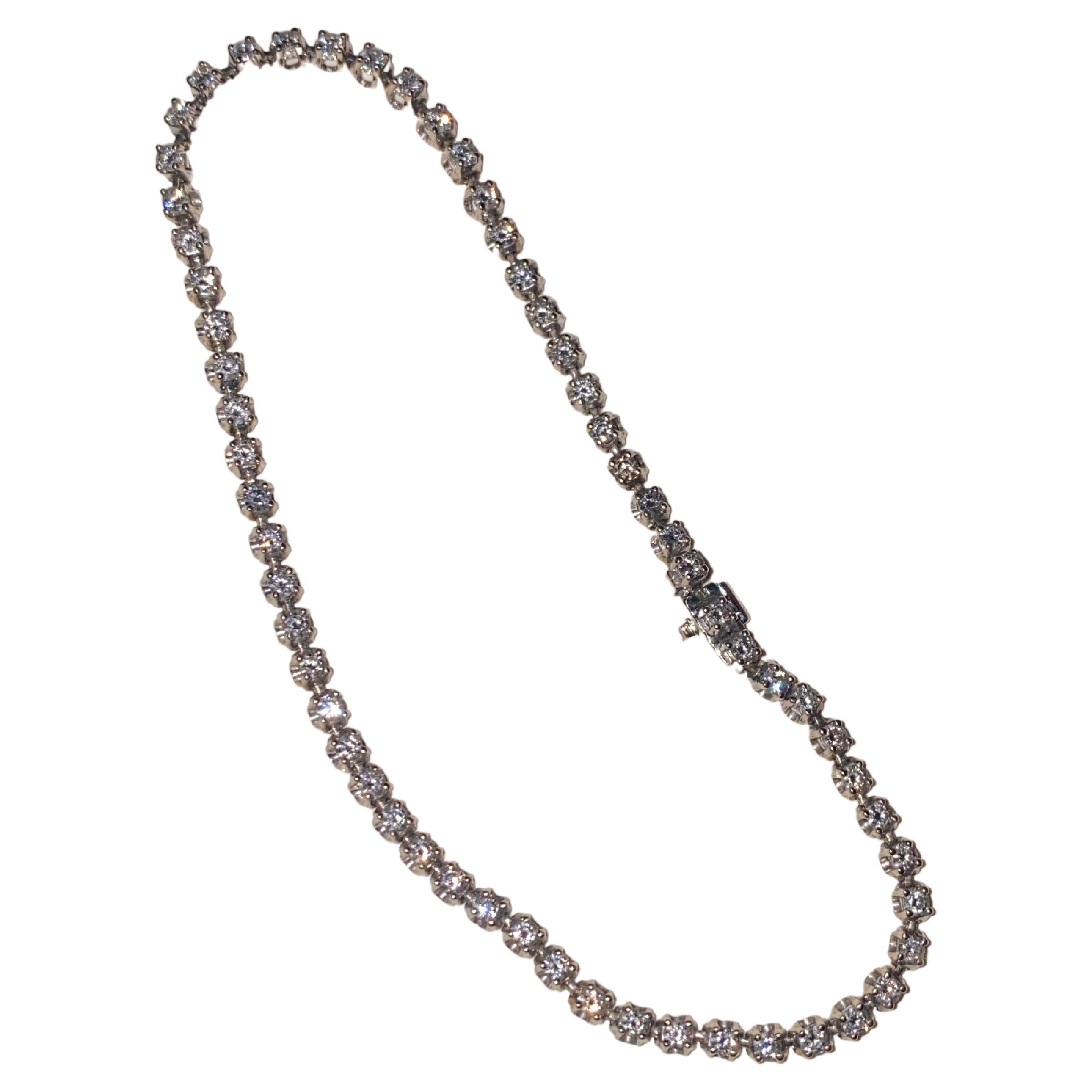 Elegant und auffallend ist dieses Tennisarmband mit 

mit 60 funkelnden runden Diamanten

der Farbe F/G/H

SI-Klarheit

insgesamt ca. 1,50ct. 



Gefertigt aus 18 Karat Weißgold 

Mit sicherem und komfortablem diamantbesetztem Kastenverschluss